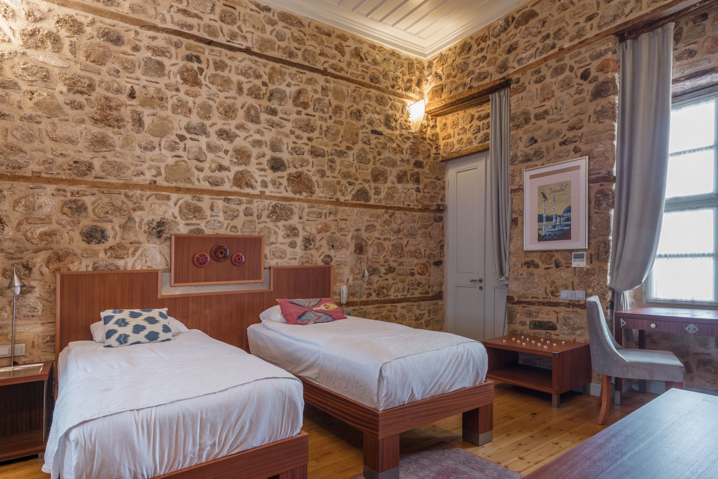 TWIN ROOM