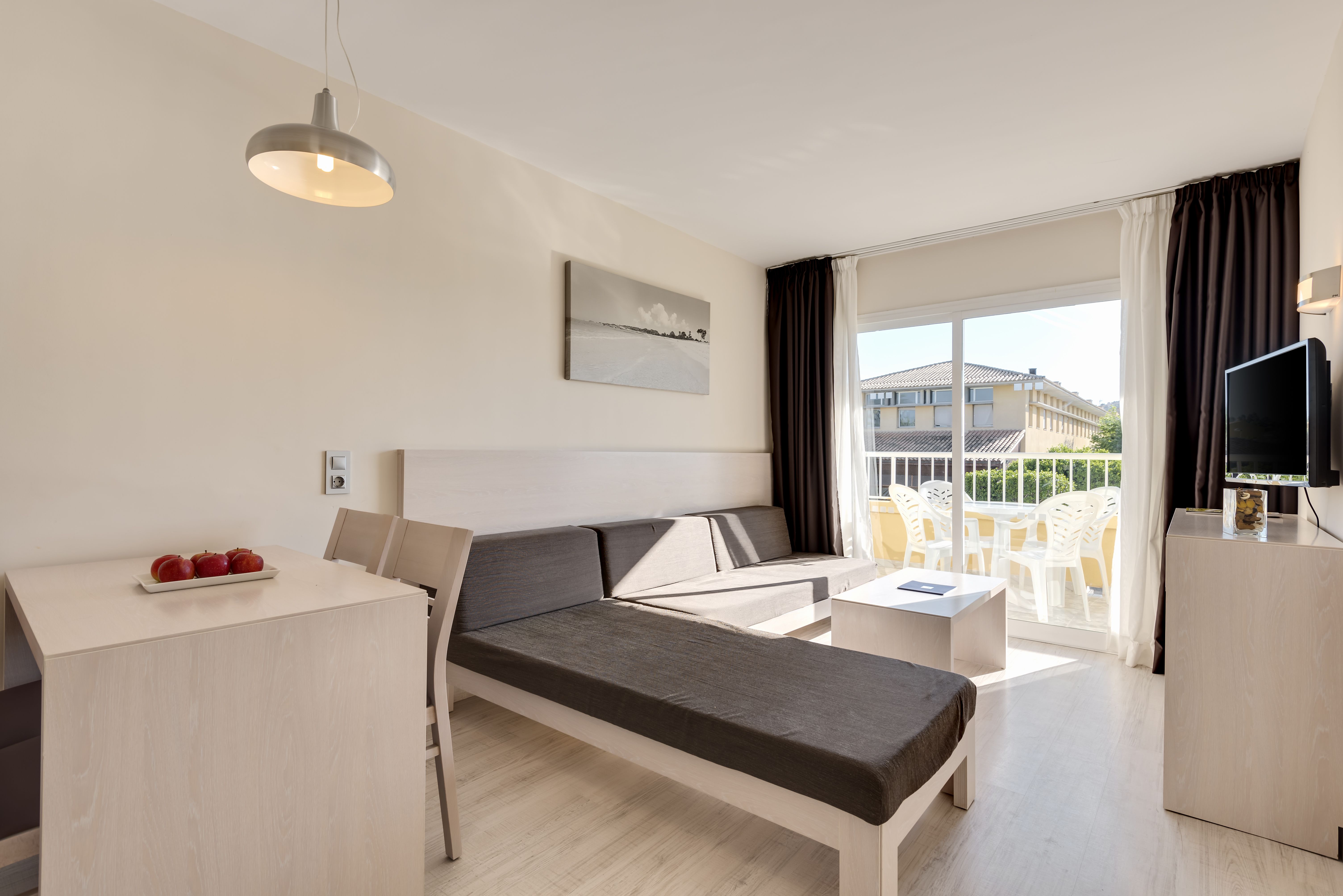APARTMENT (BALCONY OR TERRACE)