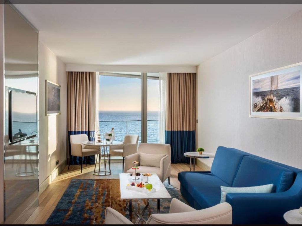 JUNIOR SUITE (CLUB LOUNCH)