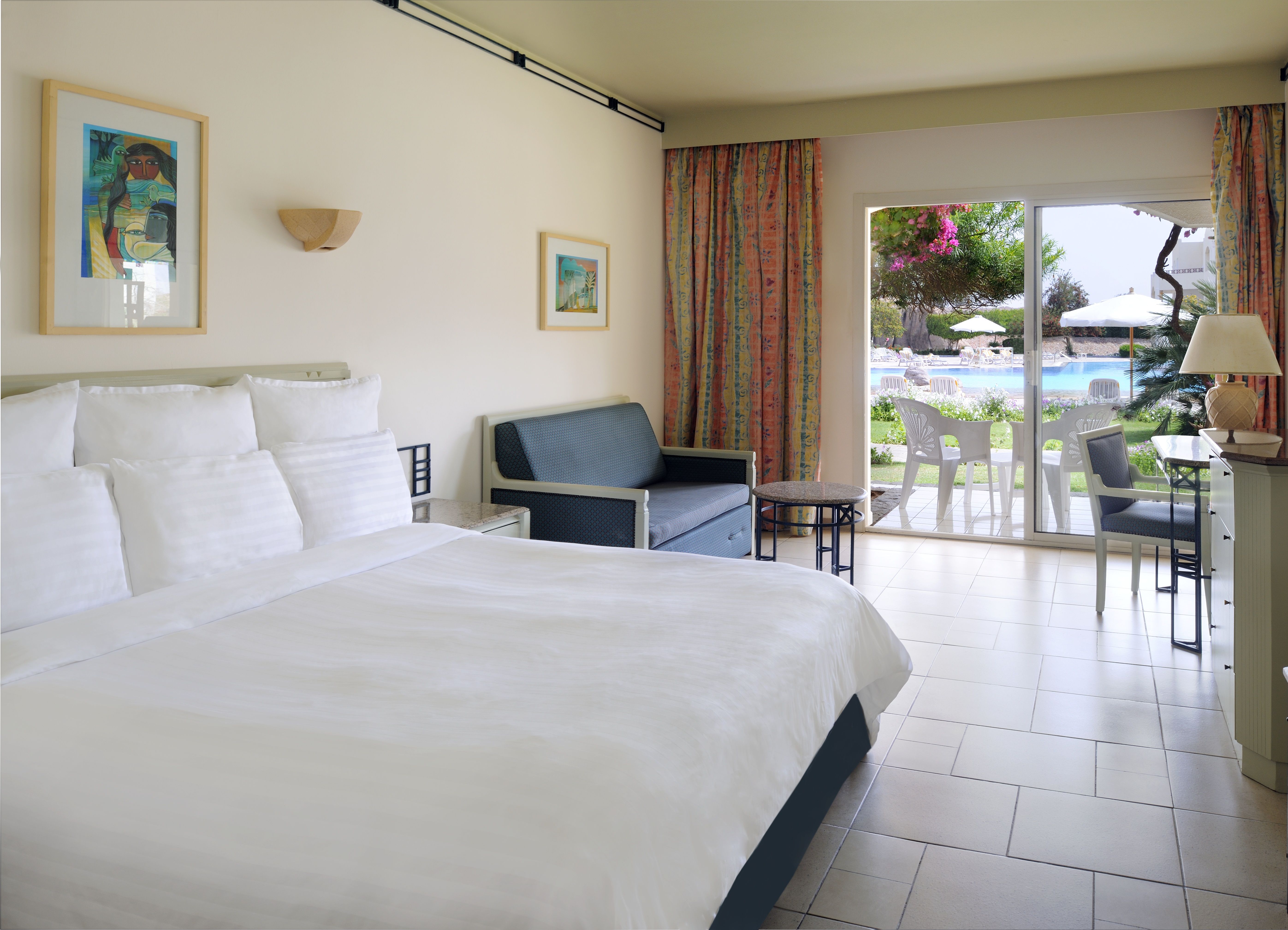 Standard Room With 1 King Size bed  Pool View-Mountain Side