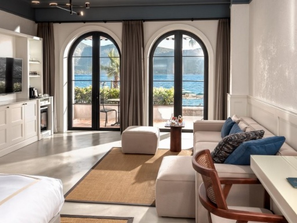 DELUXE BEACHFRONT ROOM