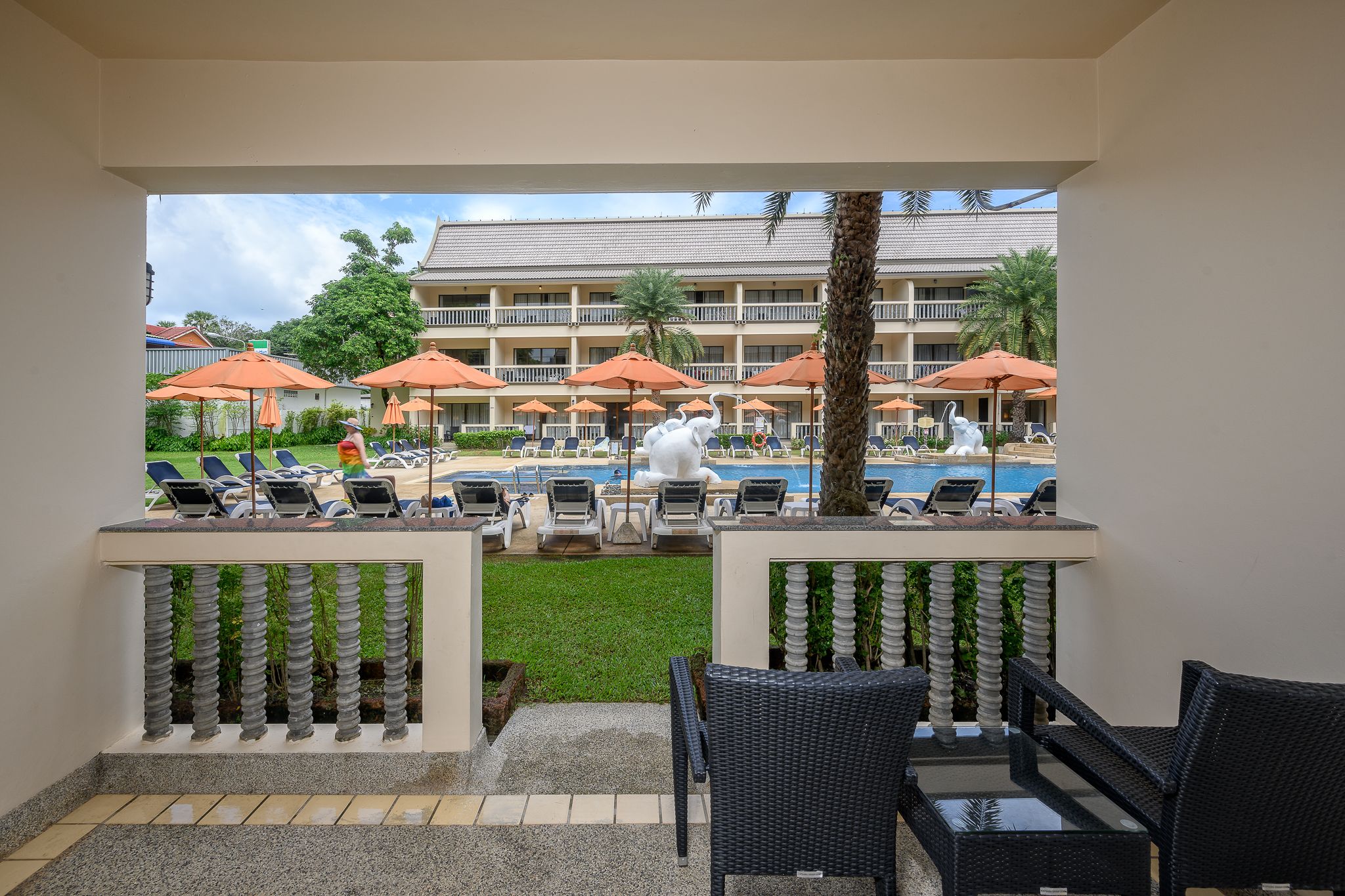 DELUXE POOL ACCESS