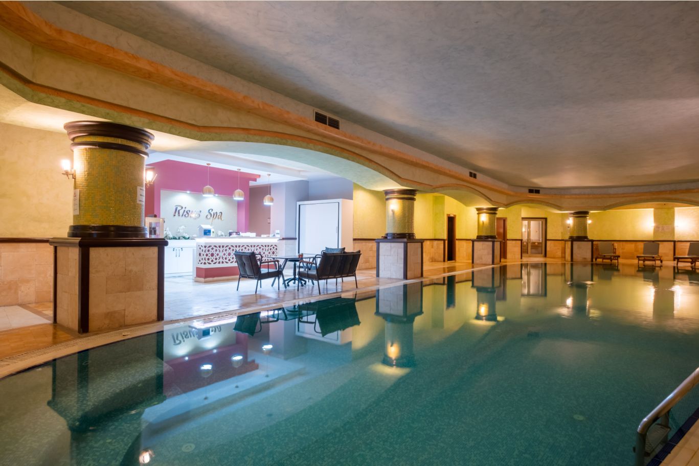 Piscină interioară