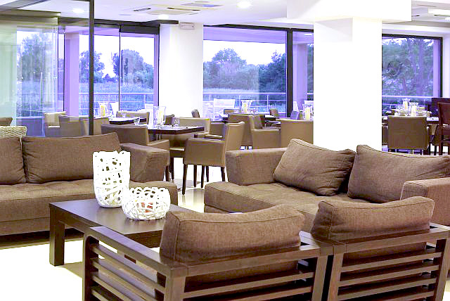 Olympic Beach, Hotel Giannoulis, interior, restaurant, canapele.jpg