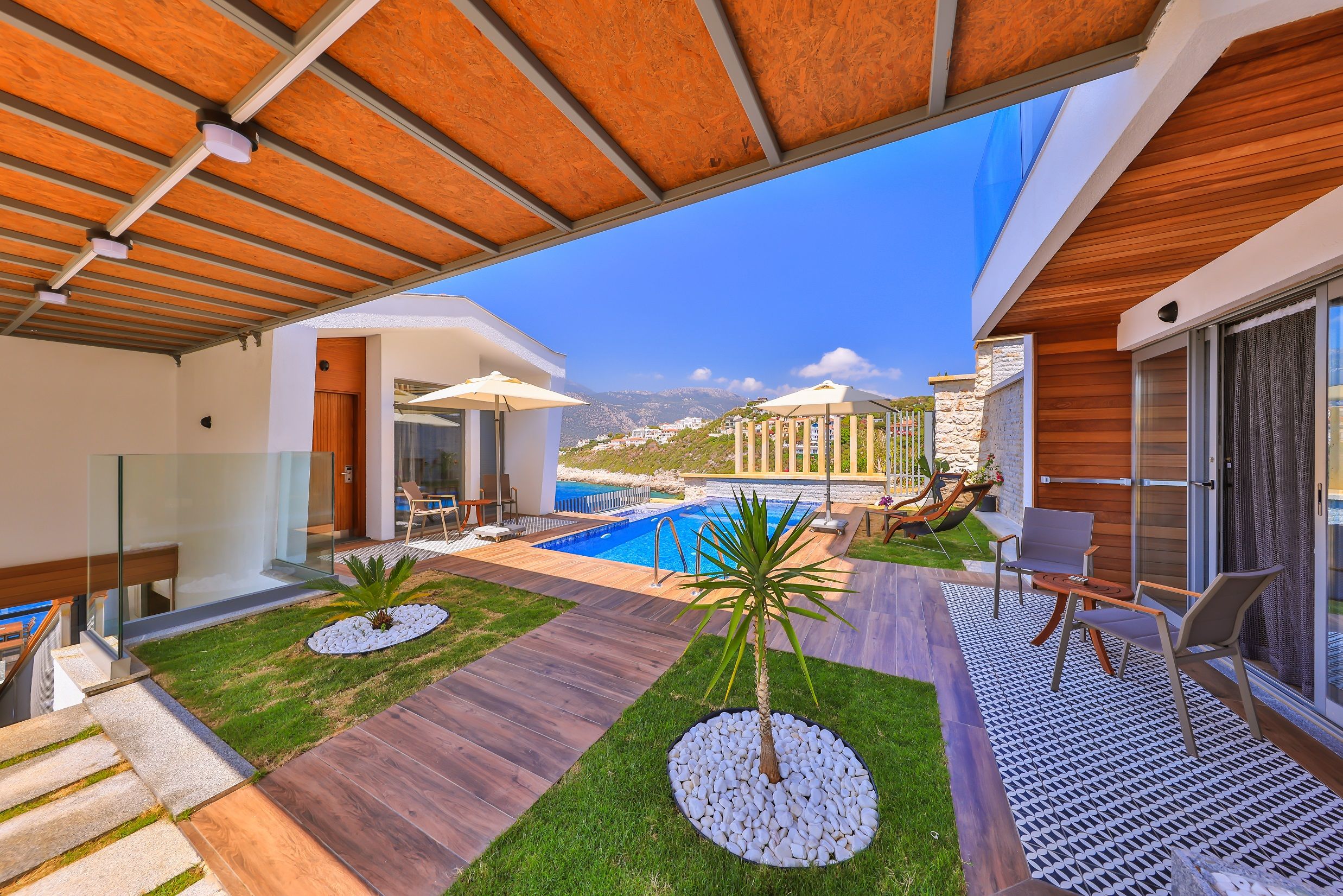 EXECUTIVE ROOM WITH POOL AND PARTIAL SEA VIEW