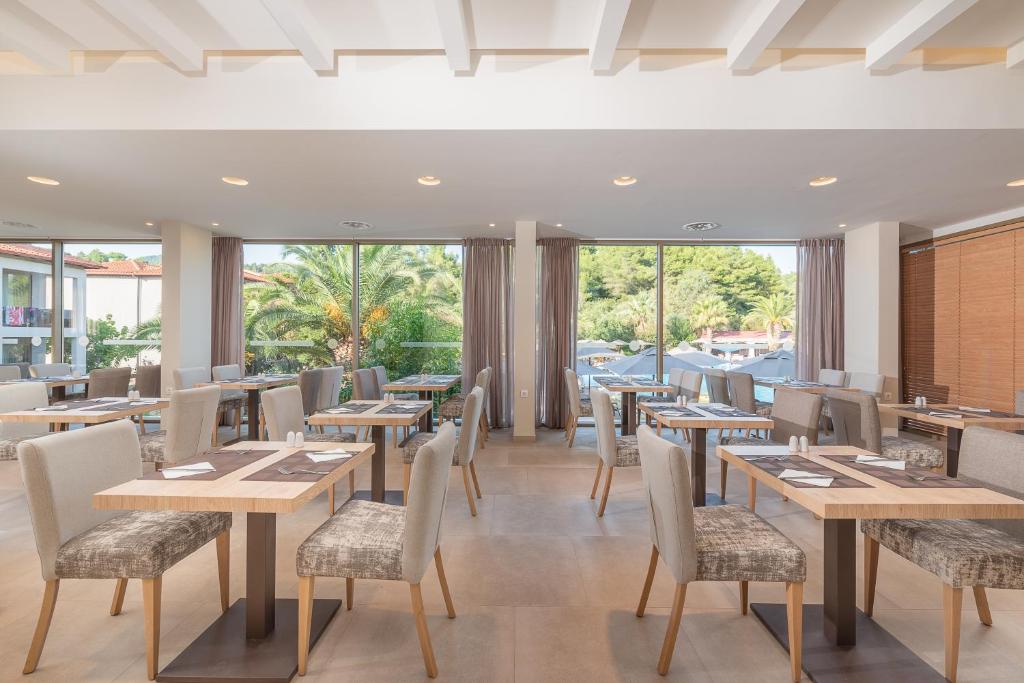 MAIN RESTAURANT