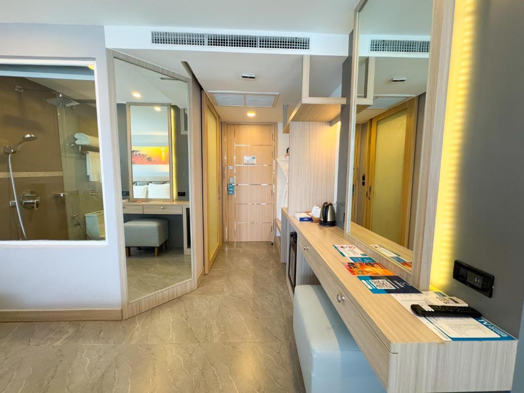 Deluxe King Balcony Room