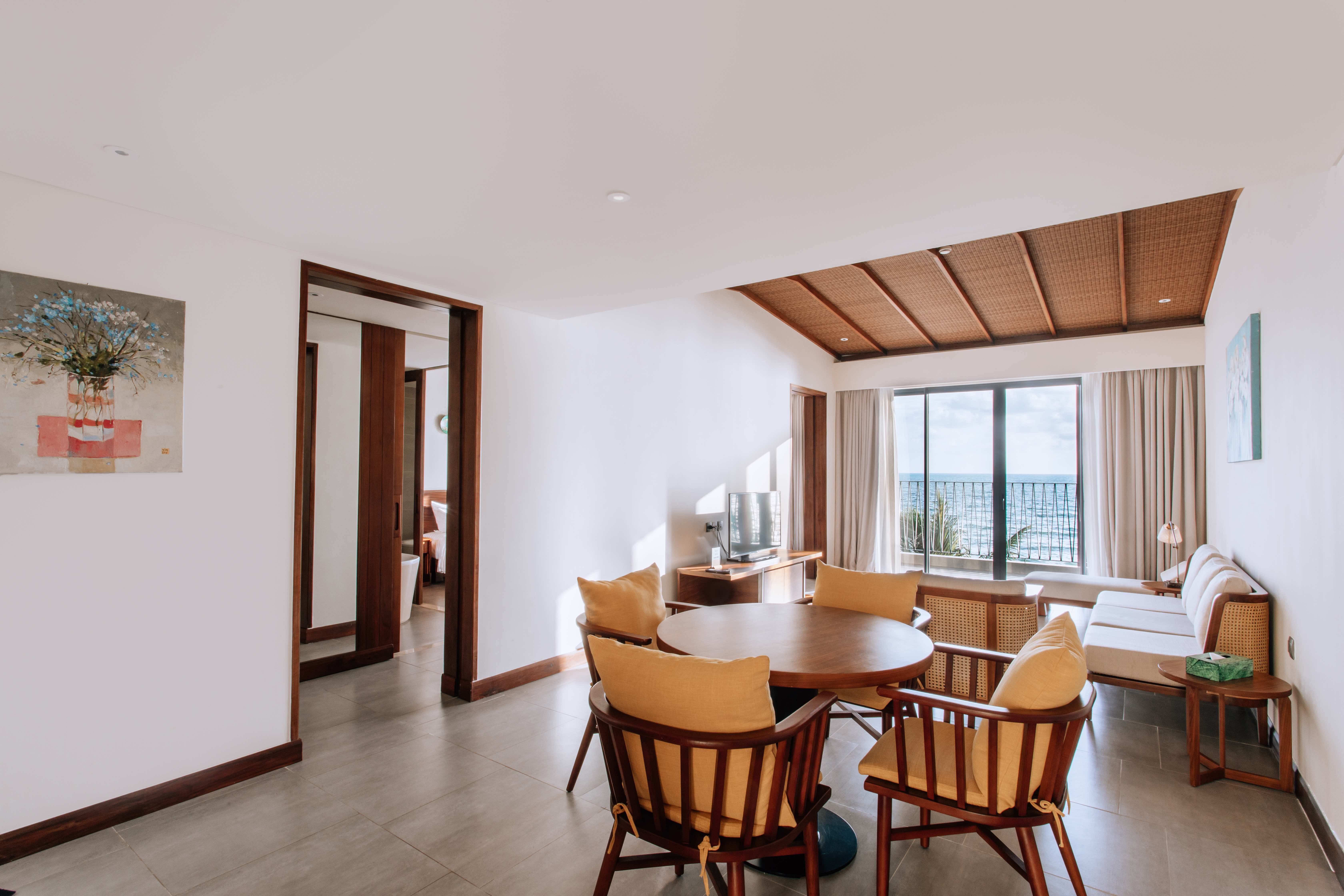EXECUTIVE SUITE WITH BALCONY