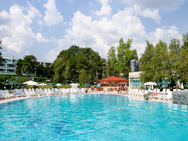 Neptun, Hotel 2D, piscina exterioara, sezlonguri.jpg