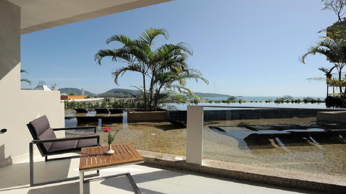 DELUXE POOLSIDE ROOM