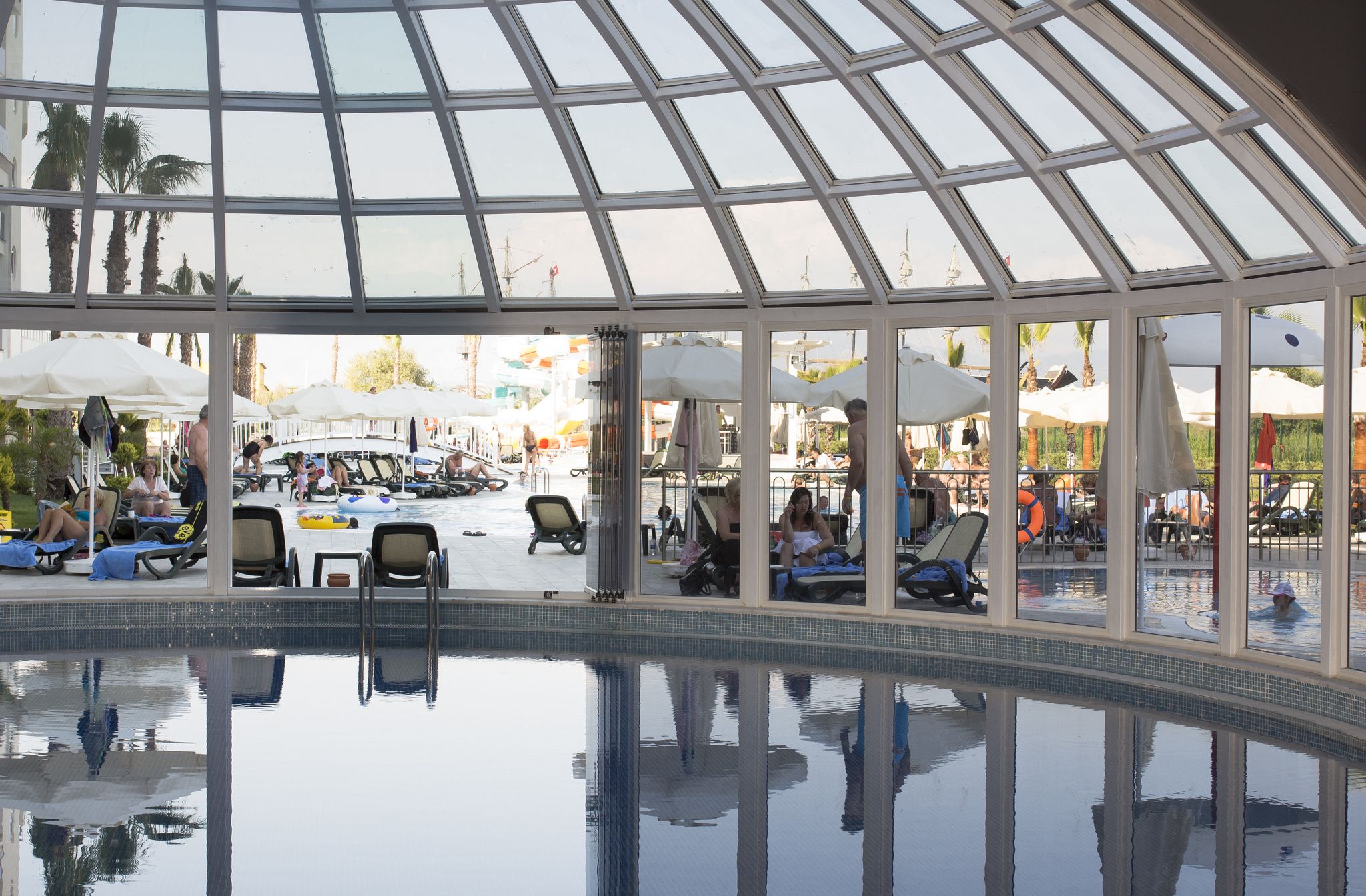 Piscina exterioara/interioara