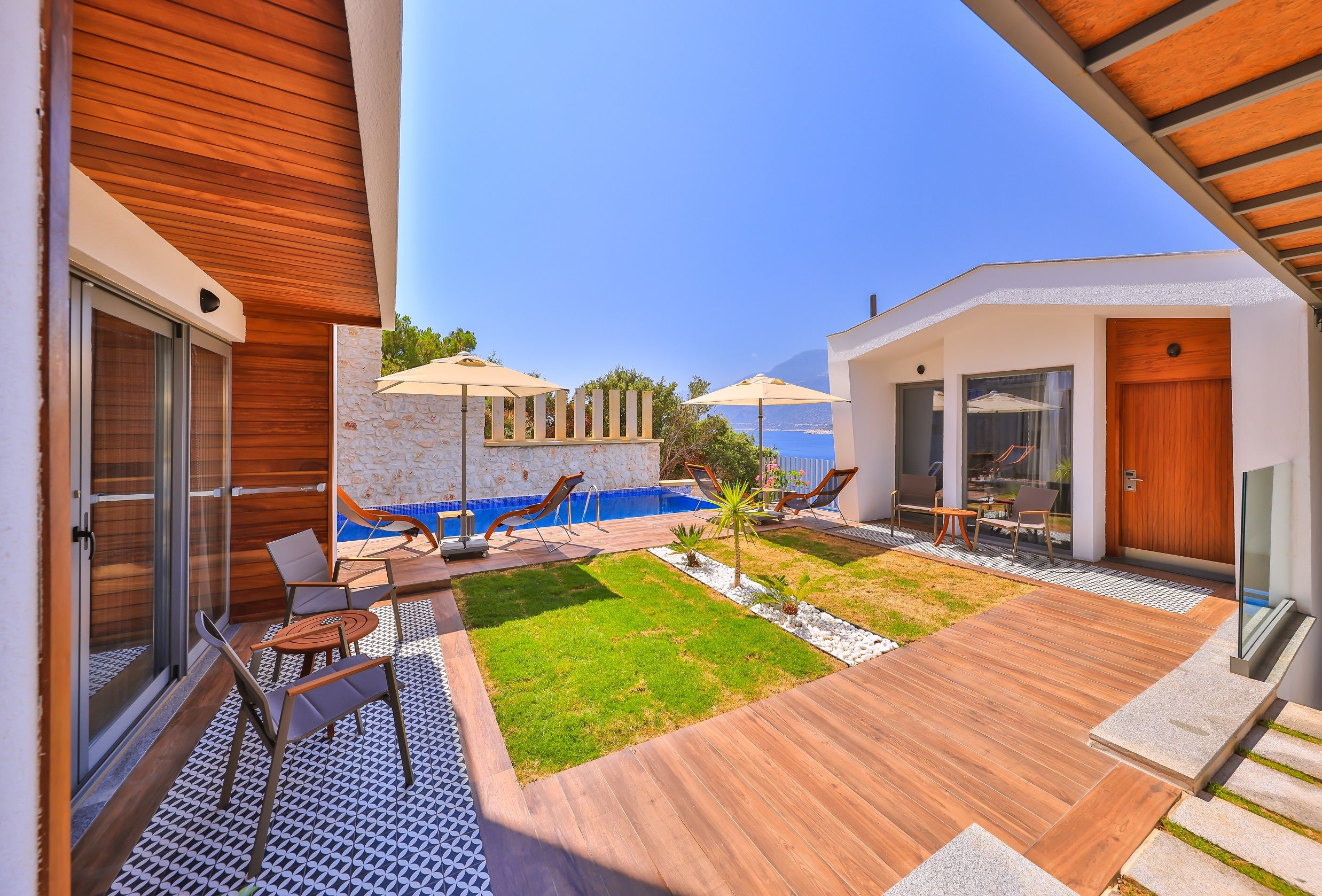 EXECUTIVE ROOM WITH POOL AND PARTIAL SEA VIEW