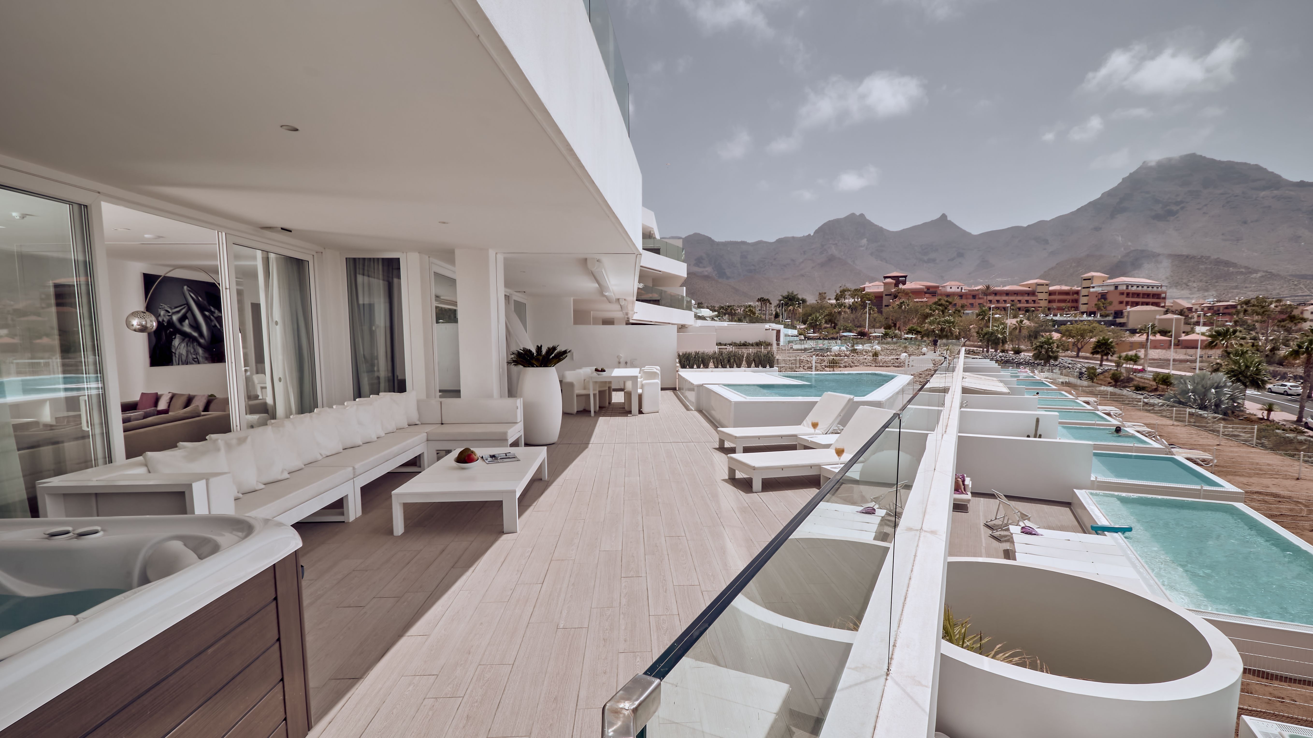 3 BEDROOM SUITE WITH SEA VIEW JACUZZI AND PRIVATE POOL (INFINITY MAR)