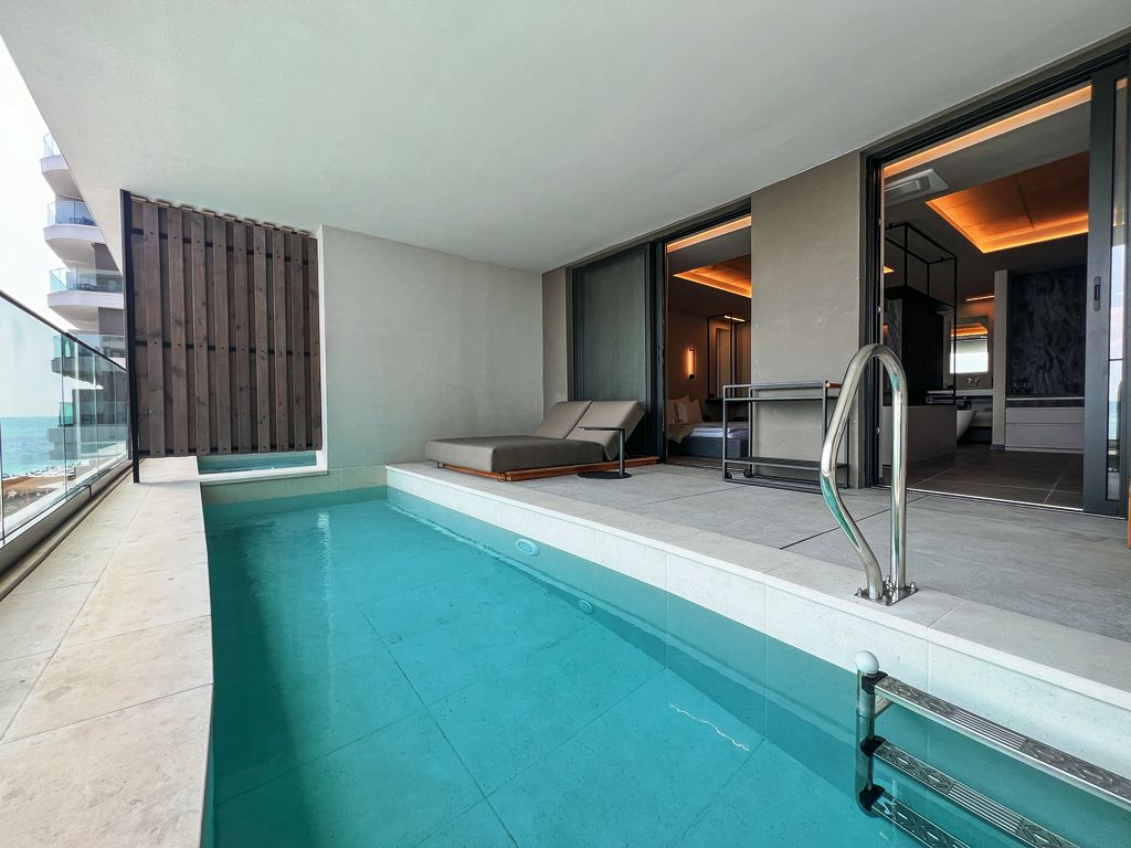 DELUXE SWIMUP DOUBLE ROOM +16 
