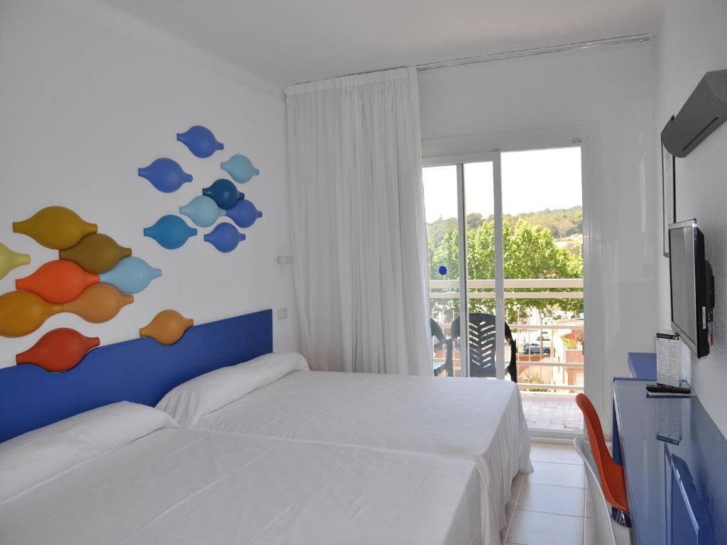 TWIN PLUS ROOM POOL VIEW BALCONY OR TERRACE