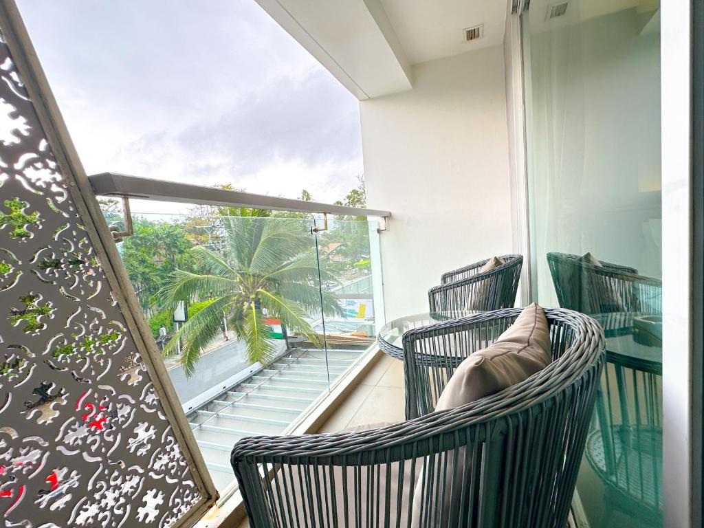 Deluxe King Balcony City View Room