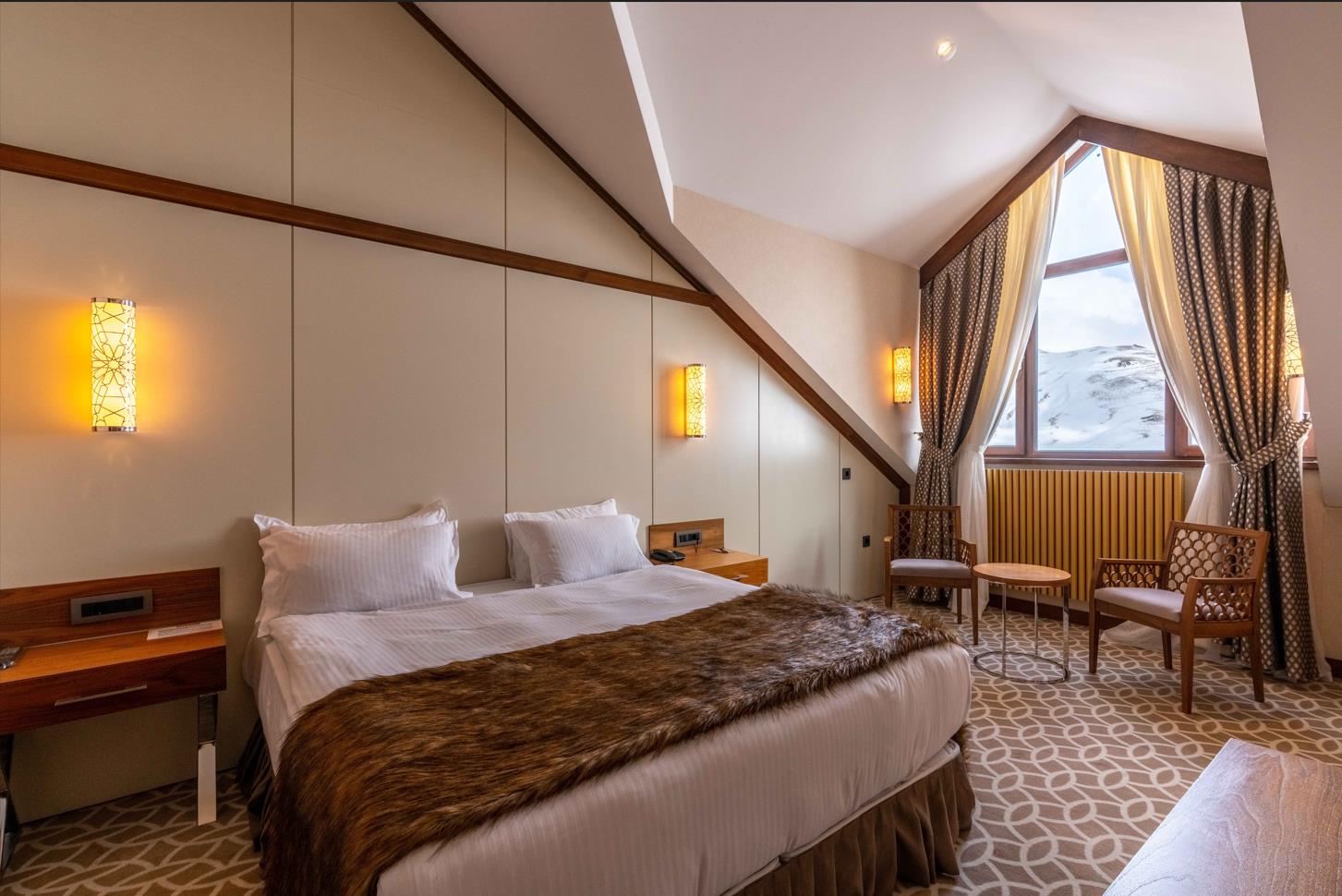 GRAND DELUXE ROOM