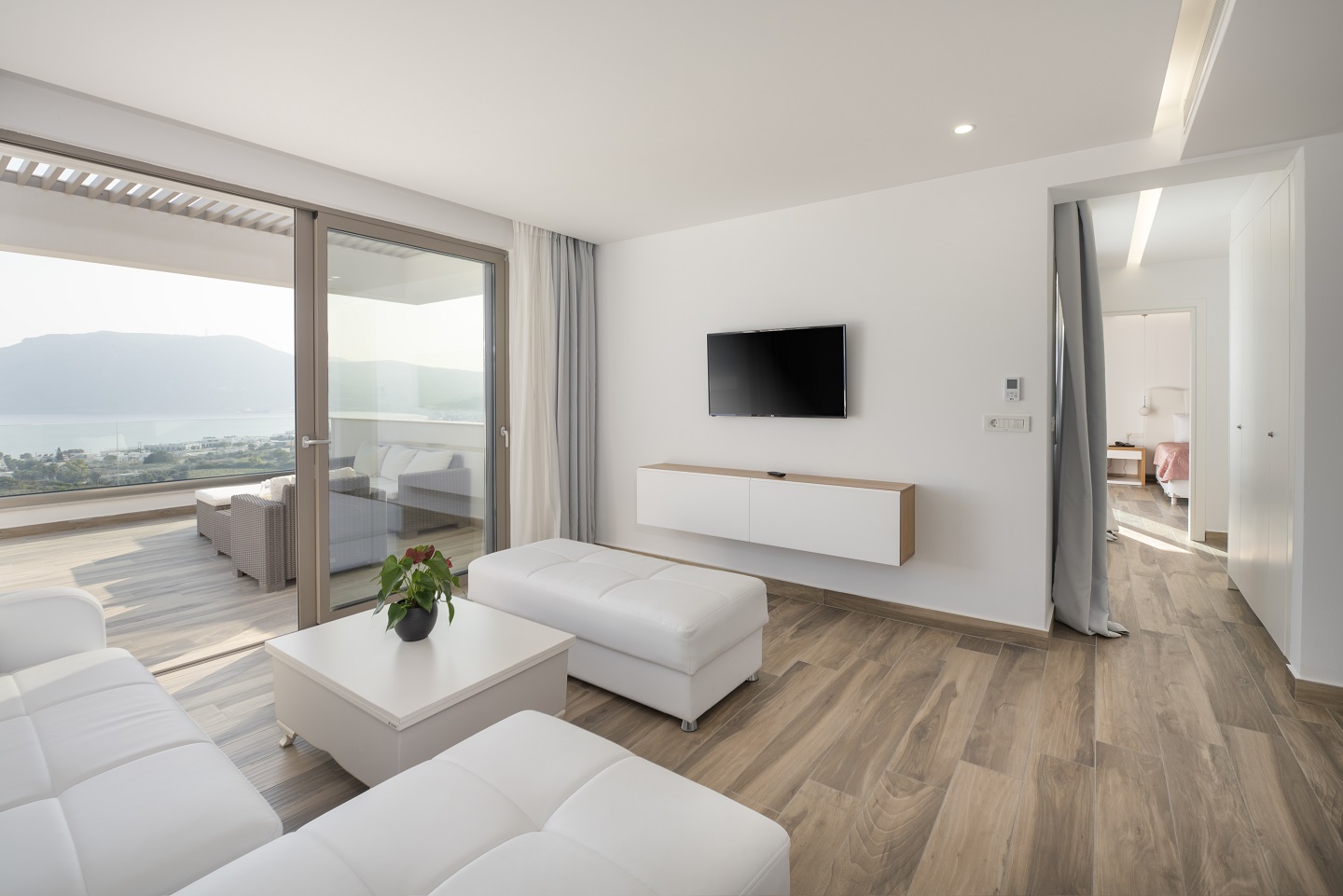 Superior Suite Sea View Private Outdoor Jacuzzi