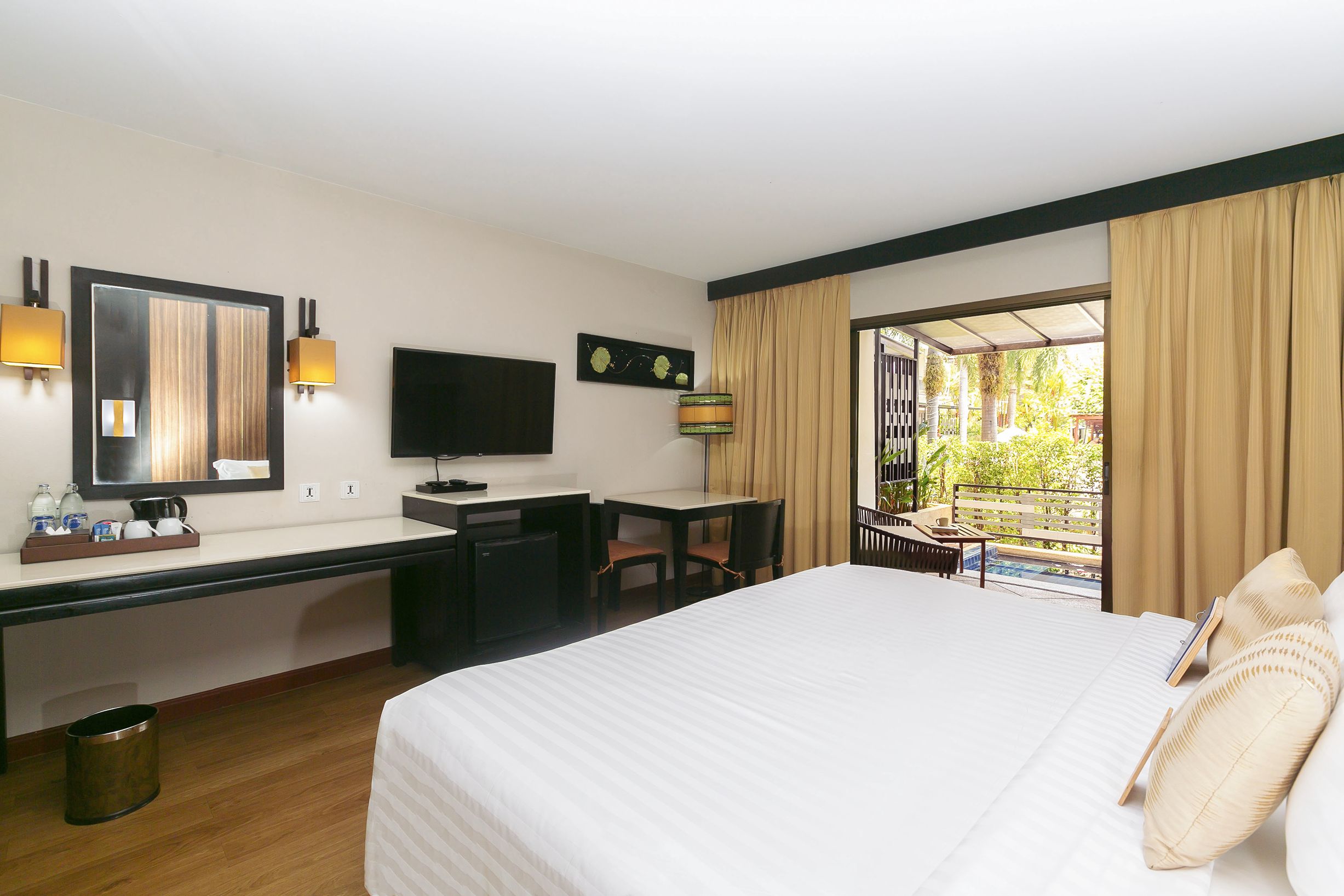 DELUXE WITH JACUZZI POOL (CHILD SHARING BED)