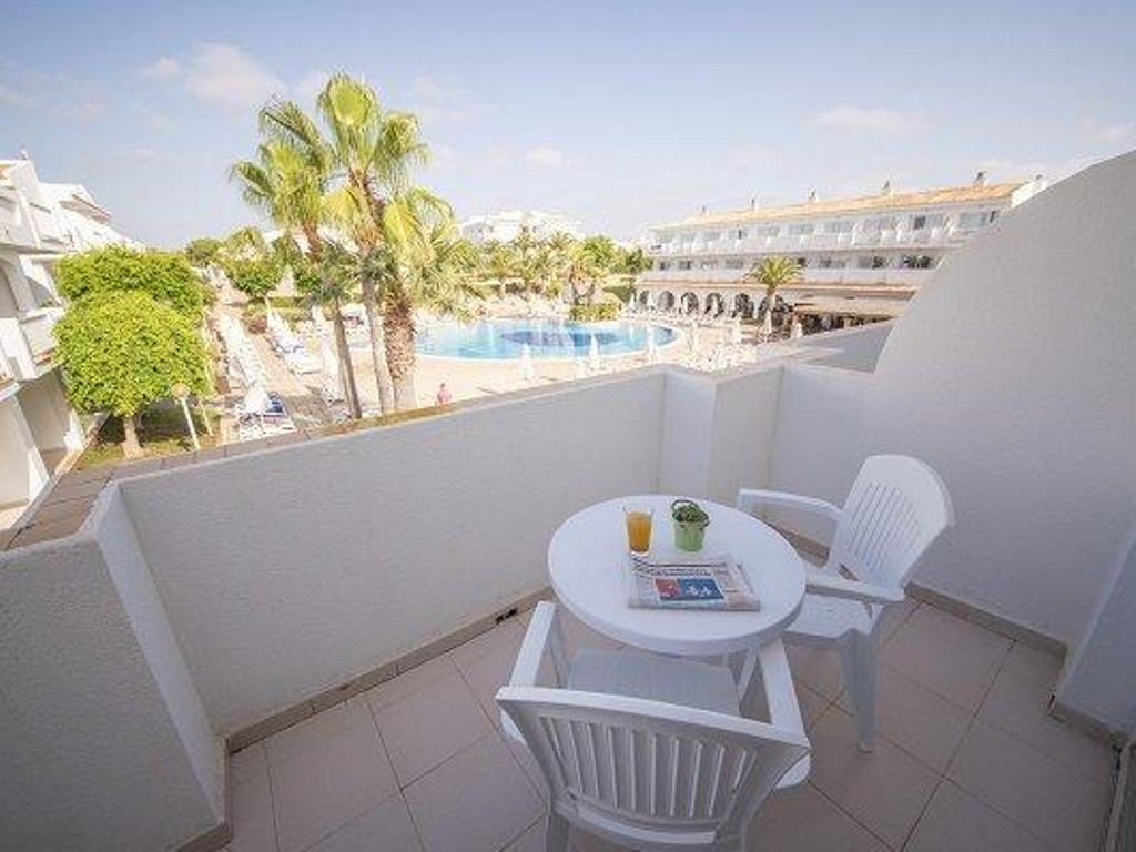 DOUBLE SUPERIOR POOL VIEW ((BALCONY OR TERRACE)