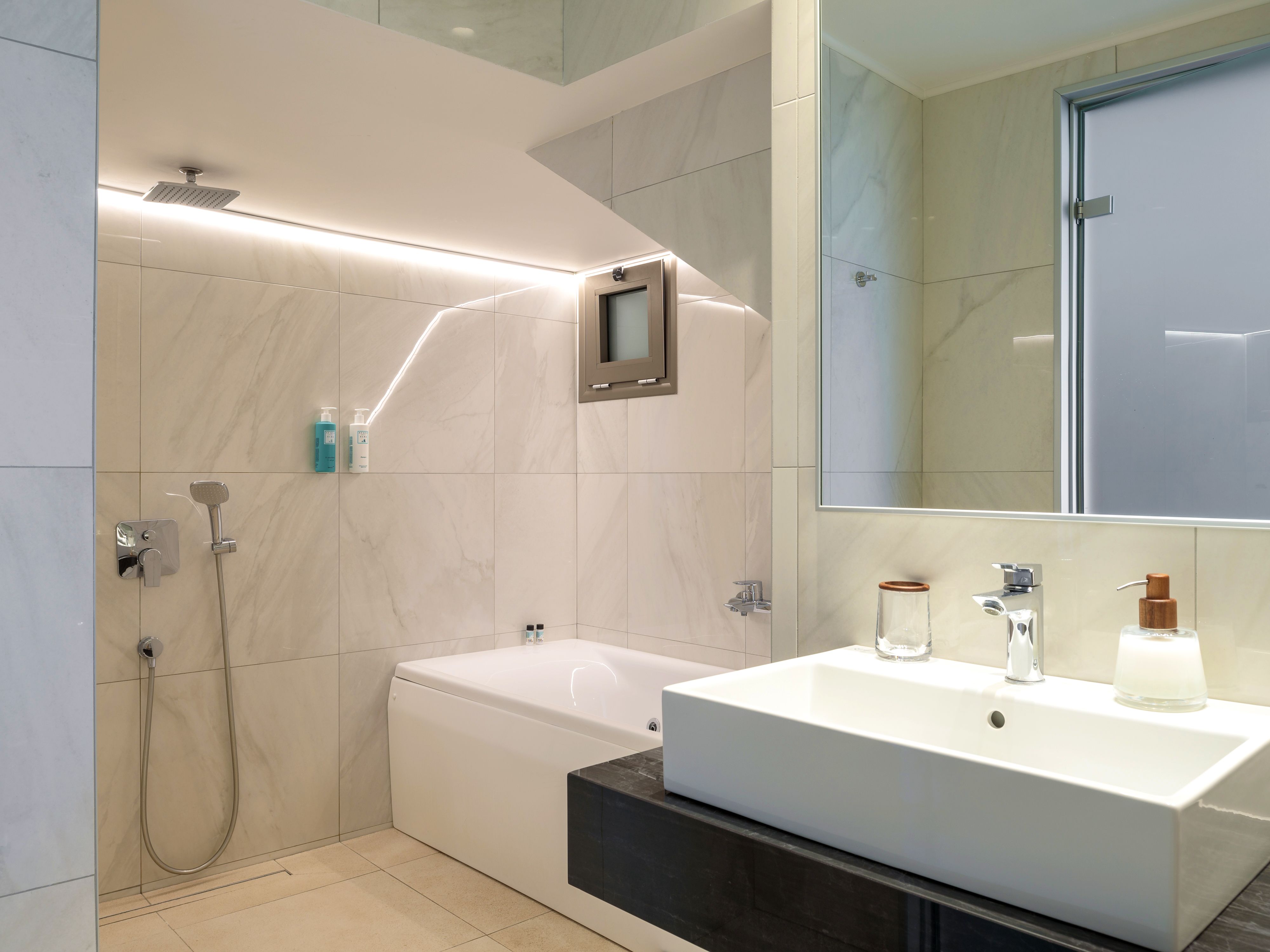 White Deluxe Suite Garden View
