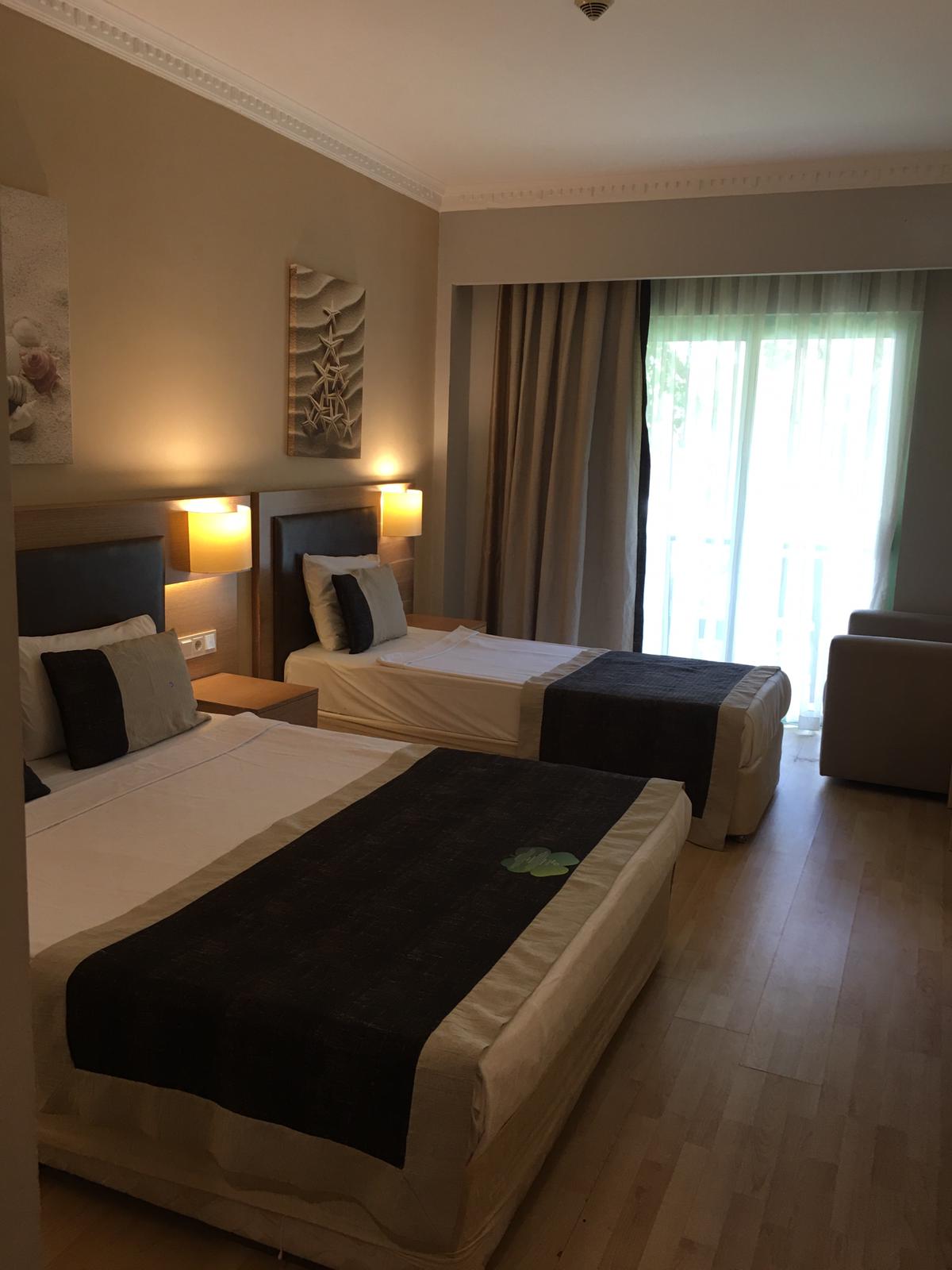 LARGE ROOM 