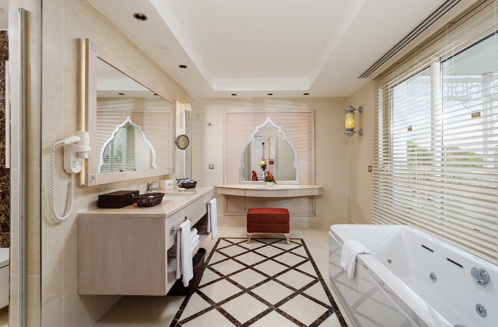 Deluxe Pool Room