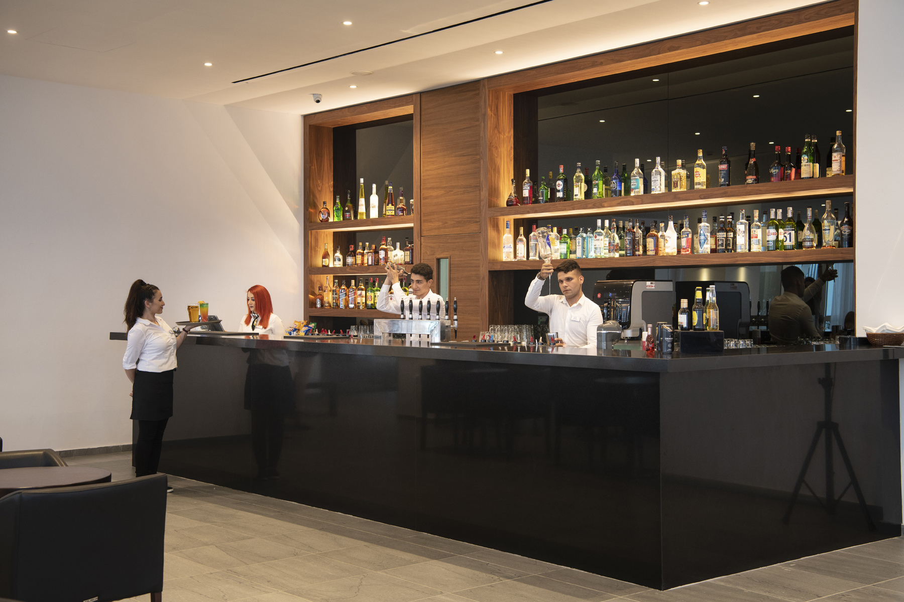 SERINA COCTAIL BAR in the lobby area