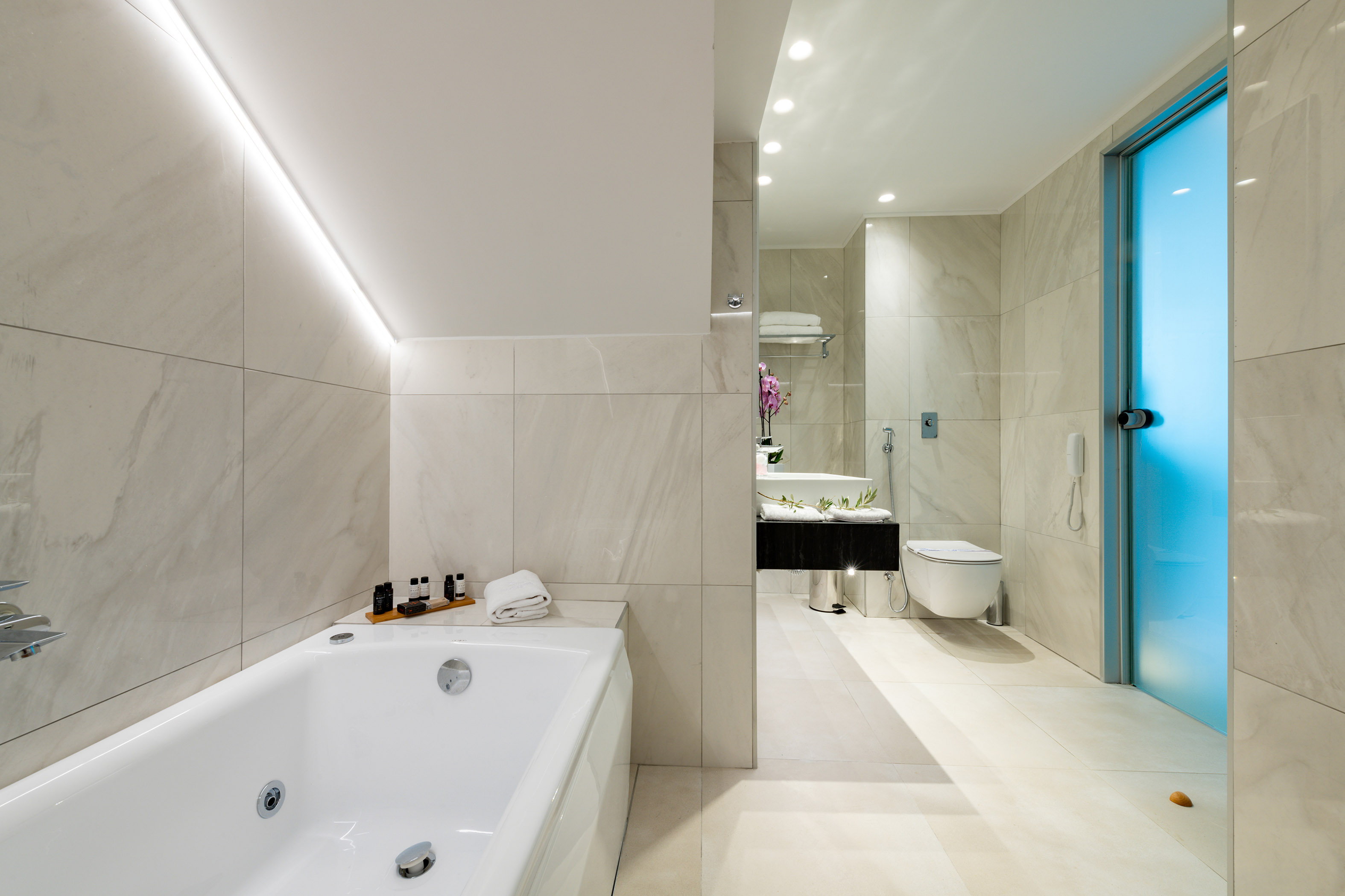 White Deluxe Suite Garden View