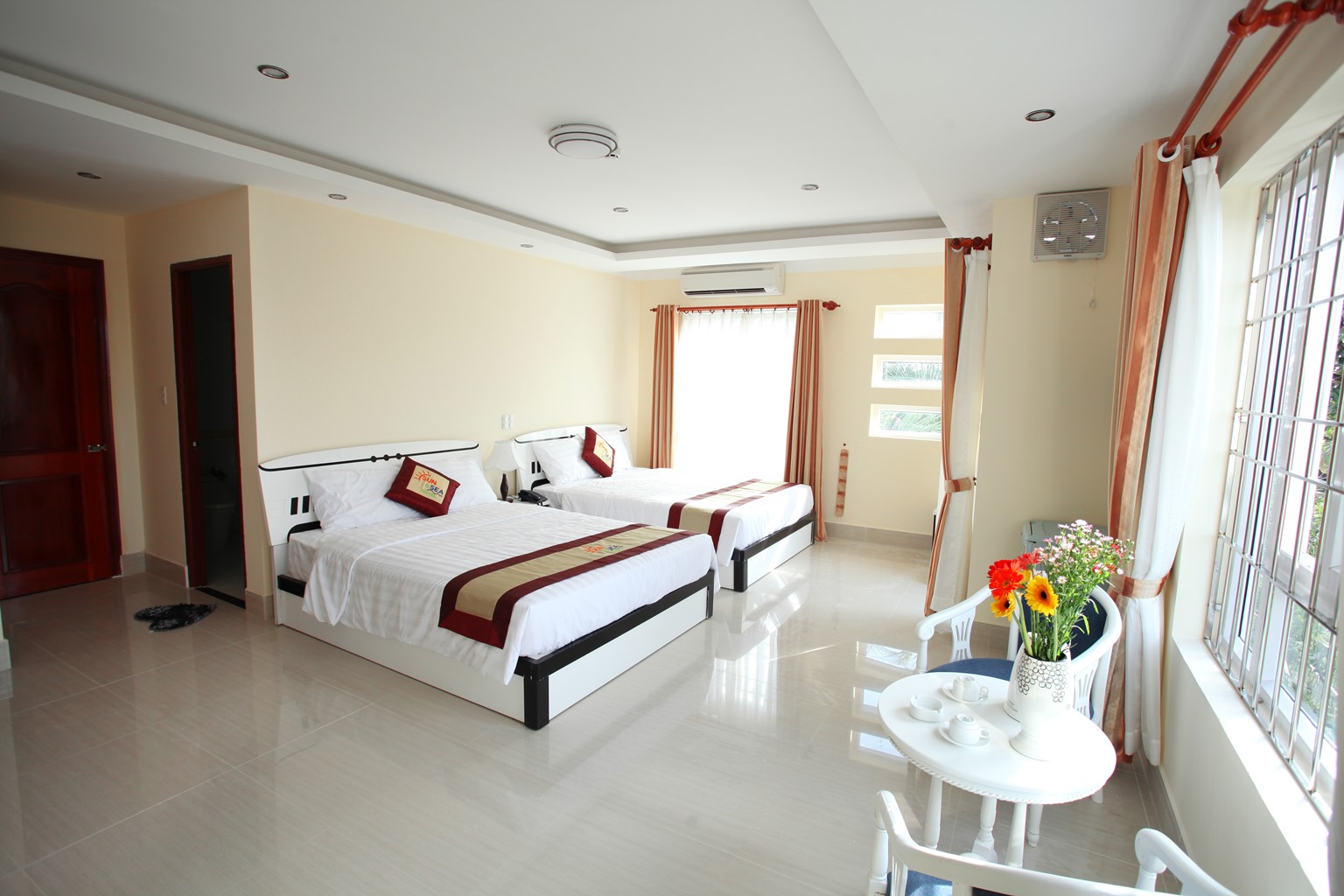 DELUXE FAMILY ROOM