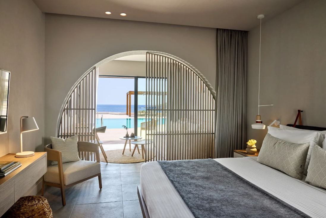 Οpen Plan Suite Sea View/ Sharing Pool