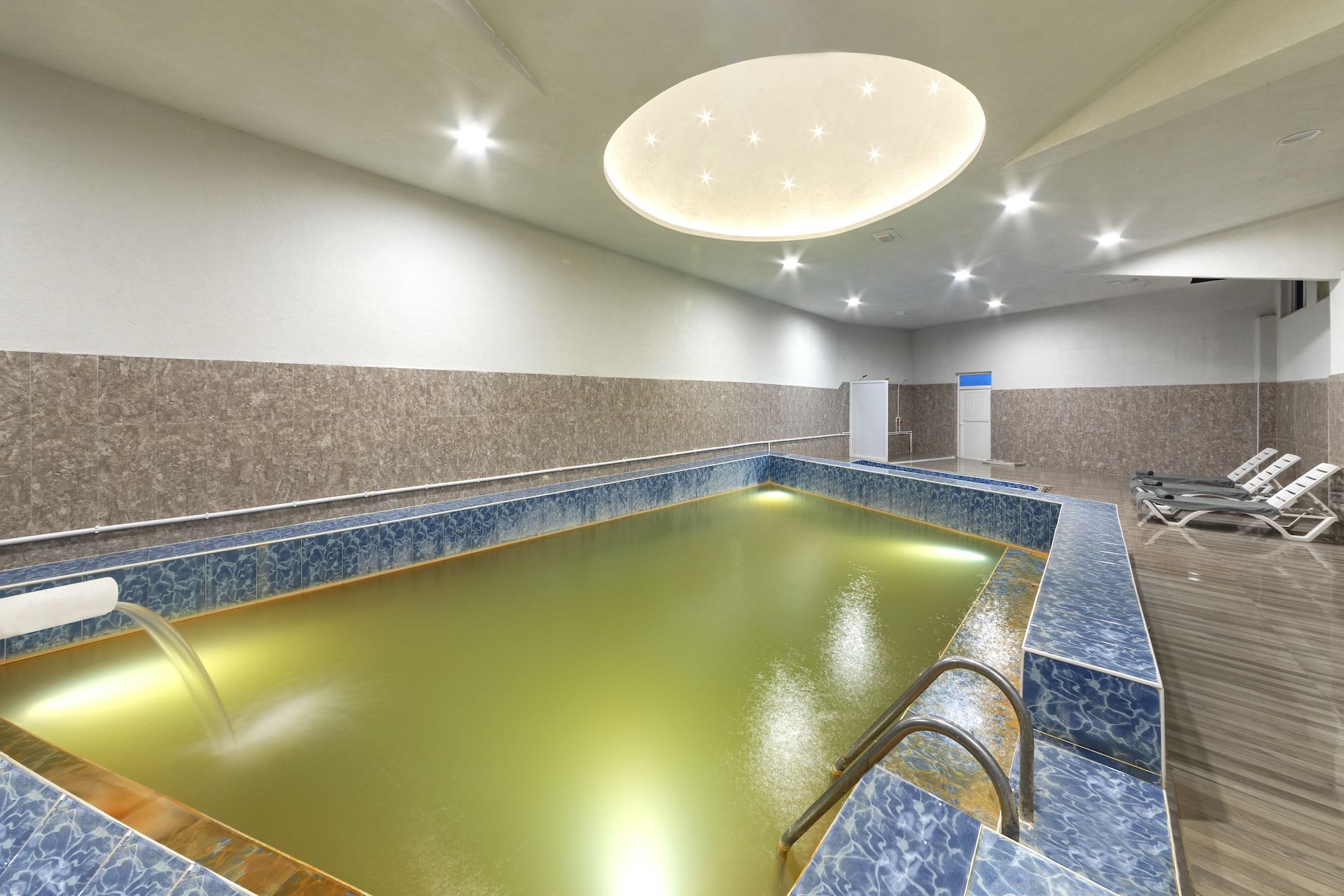 Piscină interioară