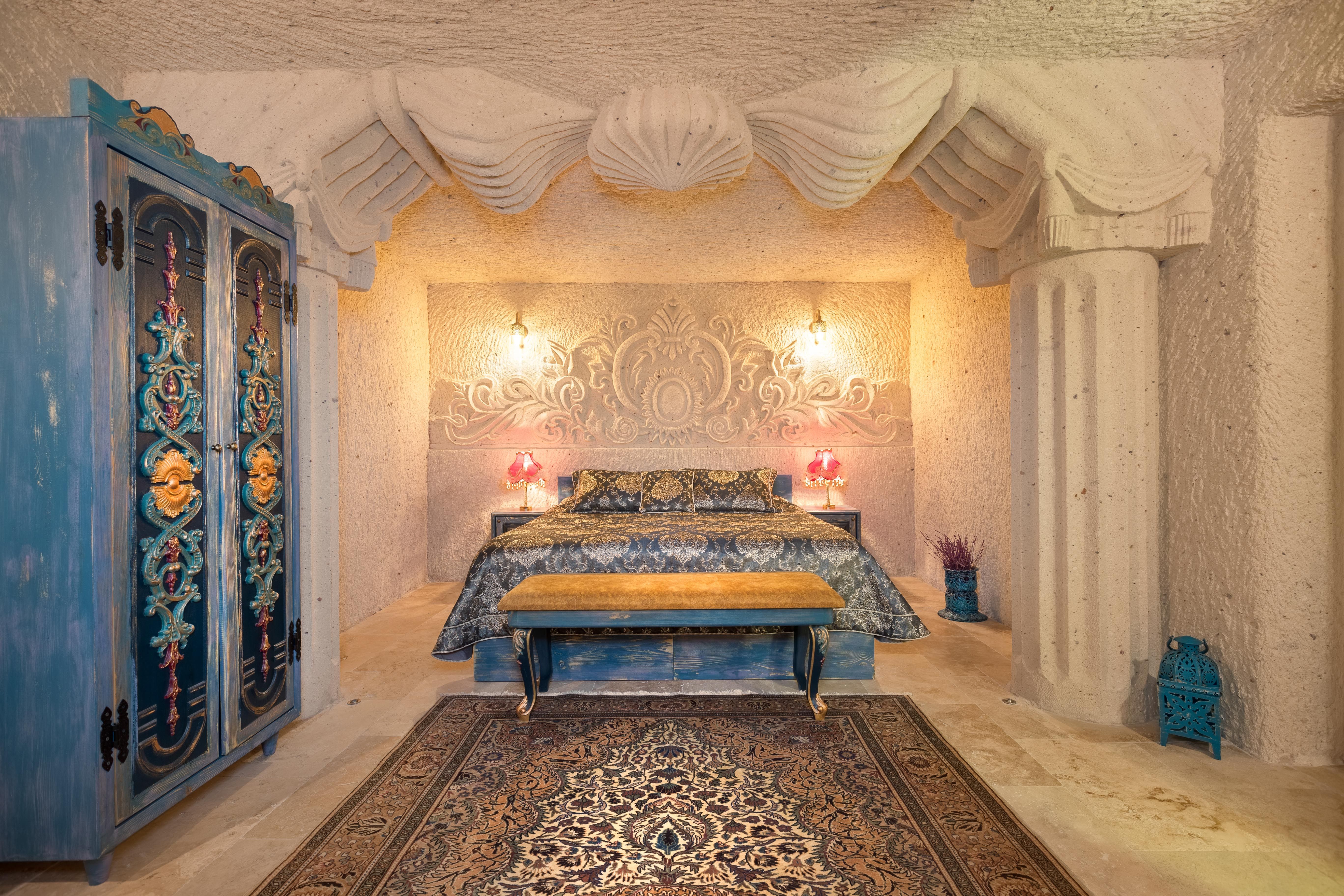 DELUXE KING SUITE