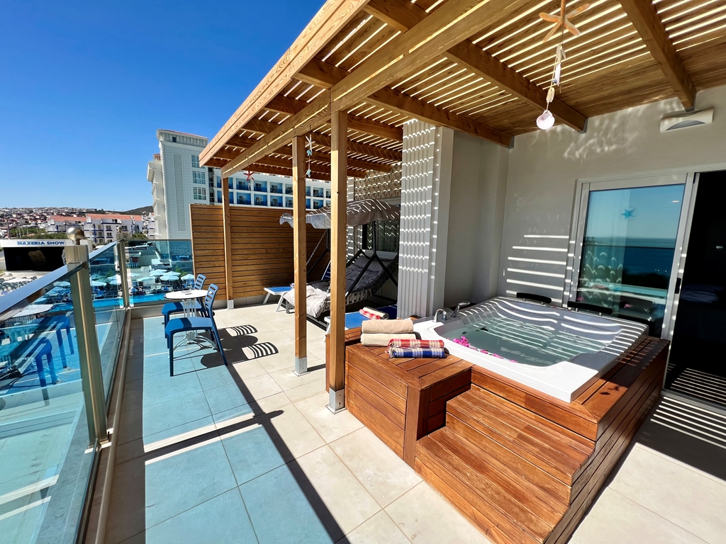 Family Deluxe Room Sea View with Jacuzzi