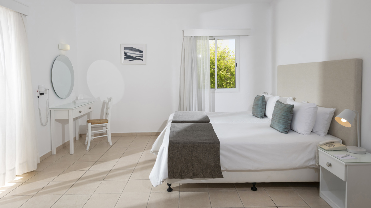STUDIO (BALCONY OR TERRACE)