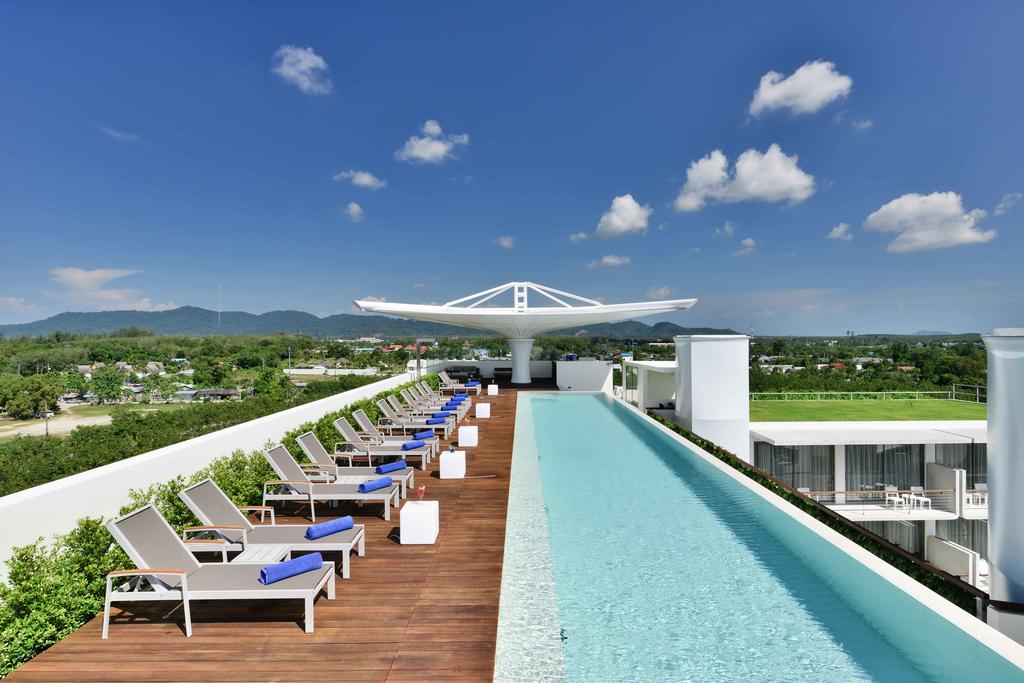 SWIM-UP POOL BAR