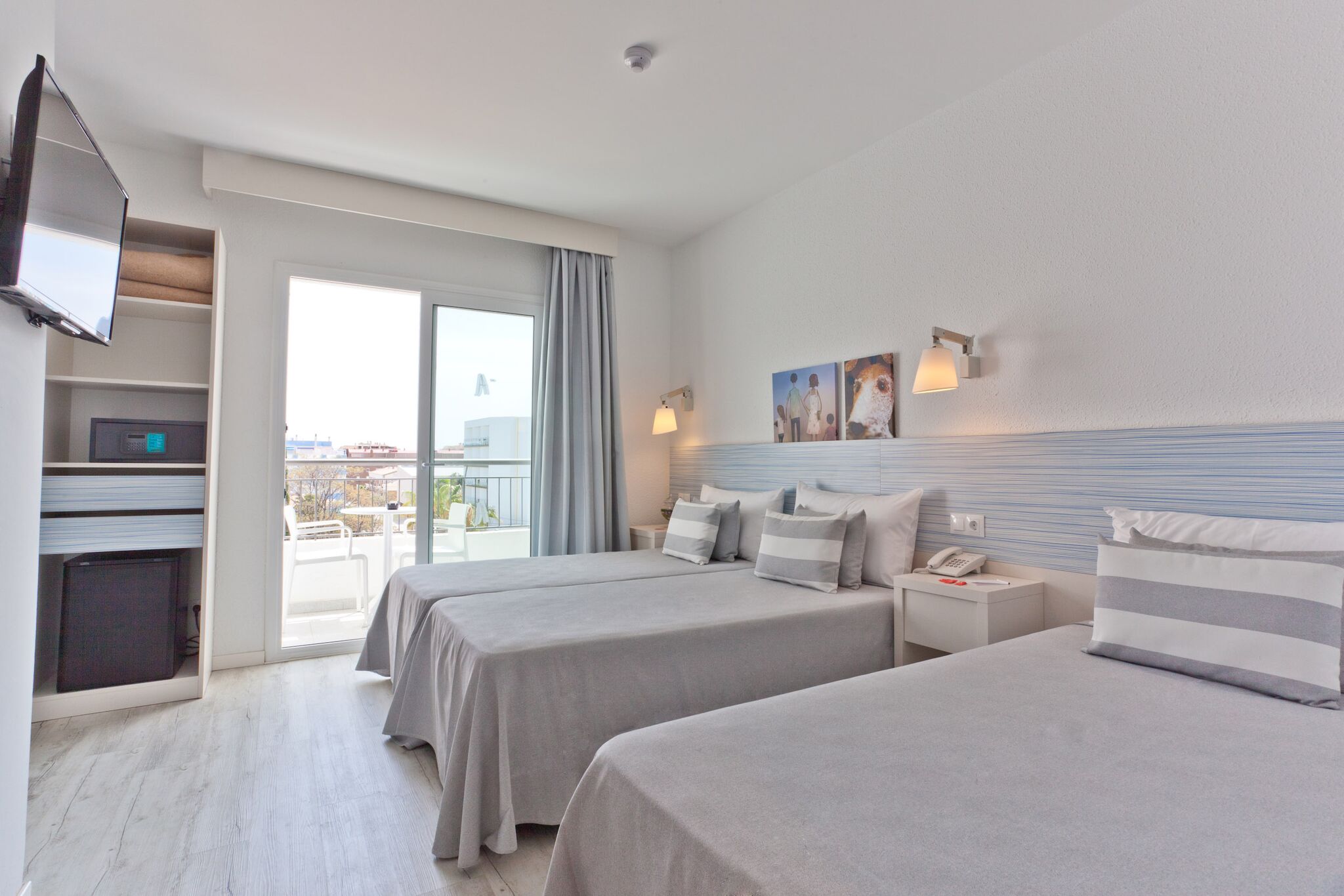 DELUXE FAMILY ROOM BALCONY OR TERRACE