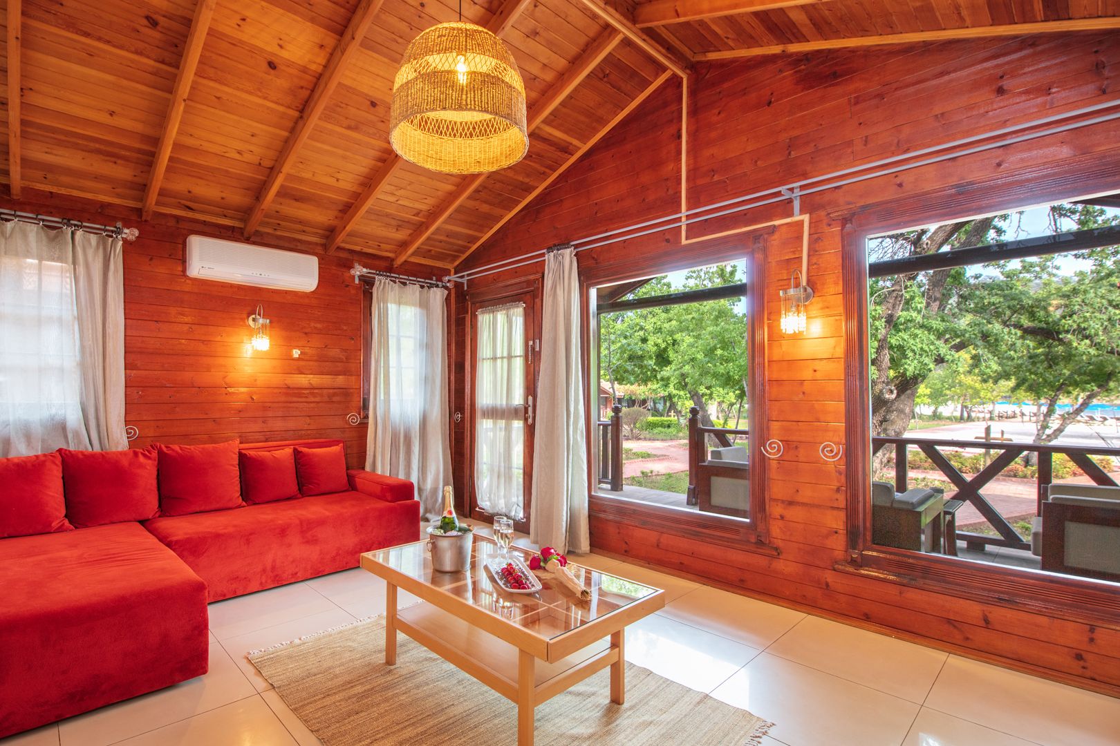 DELUXE SUIT BUNGALOW