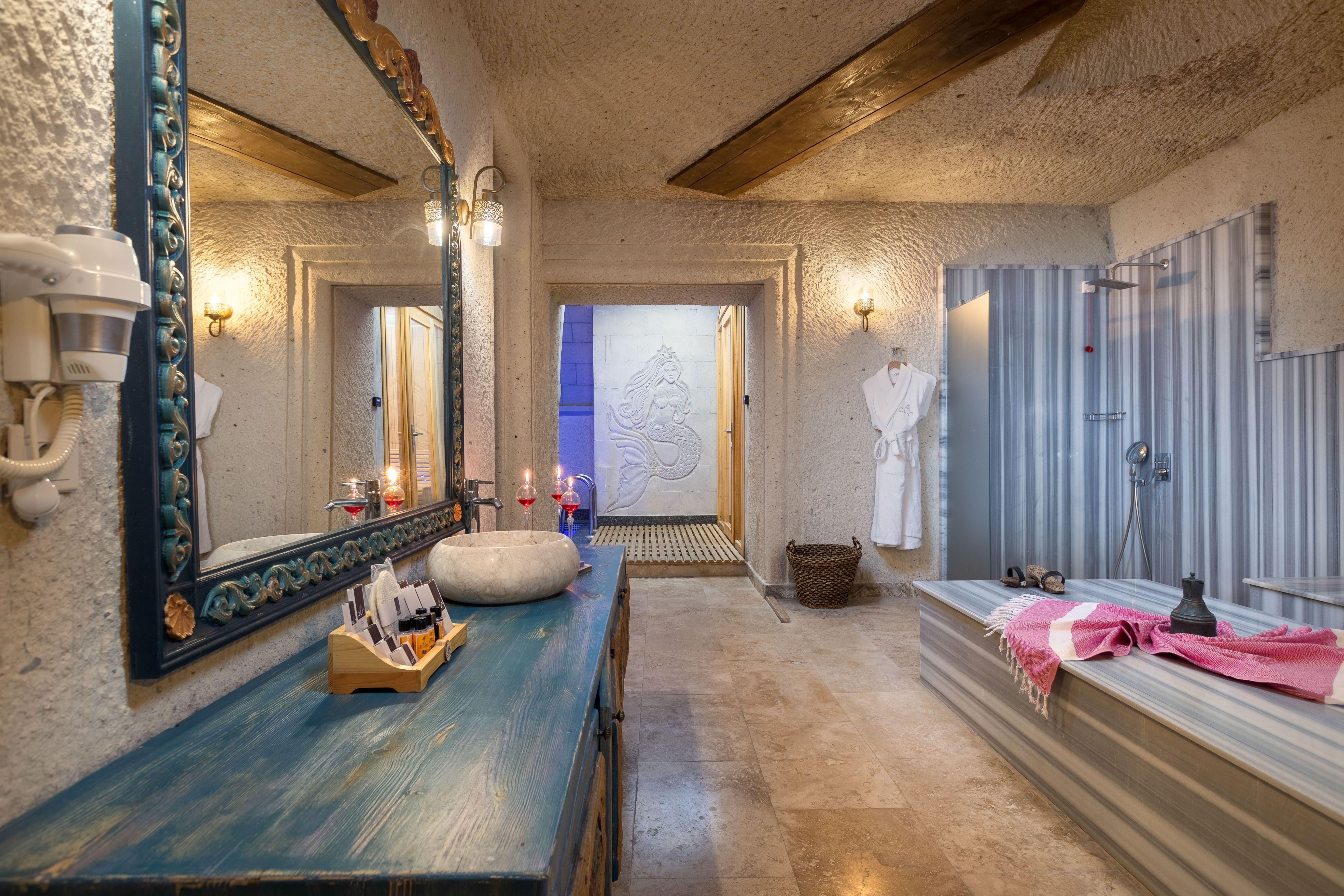 DELUXE KING SUITE