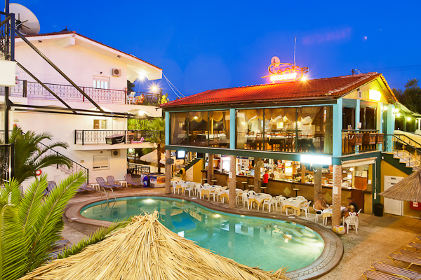 Halkidiki, Hotel Grand Victoria, piscina exterioara.jpg