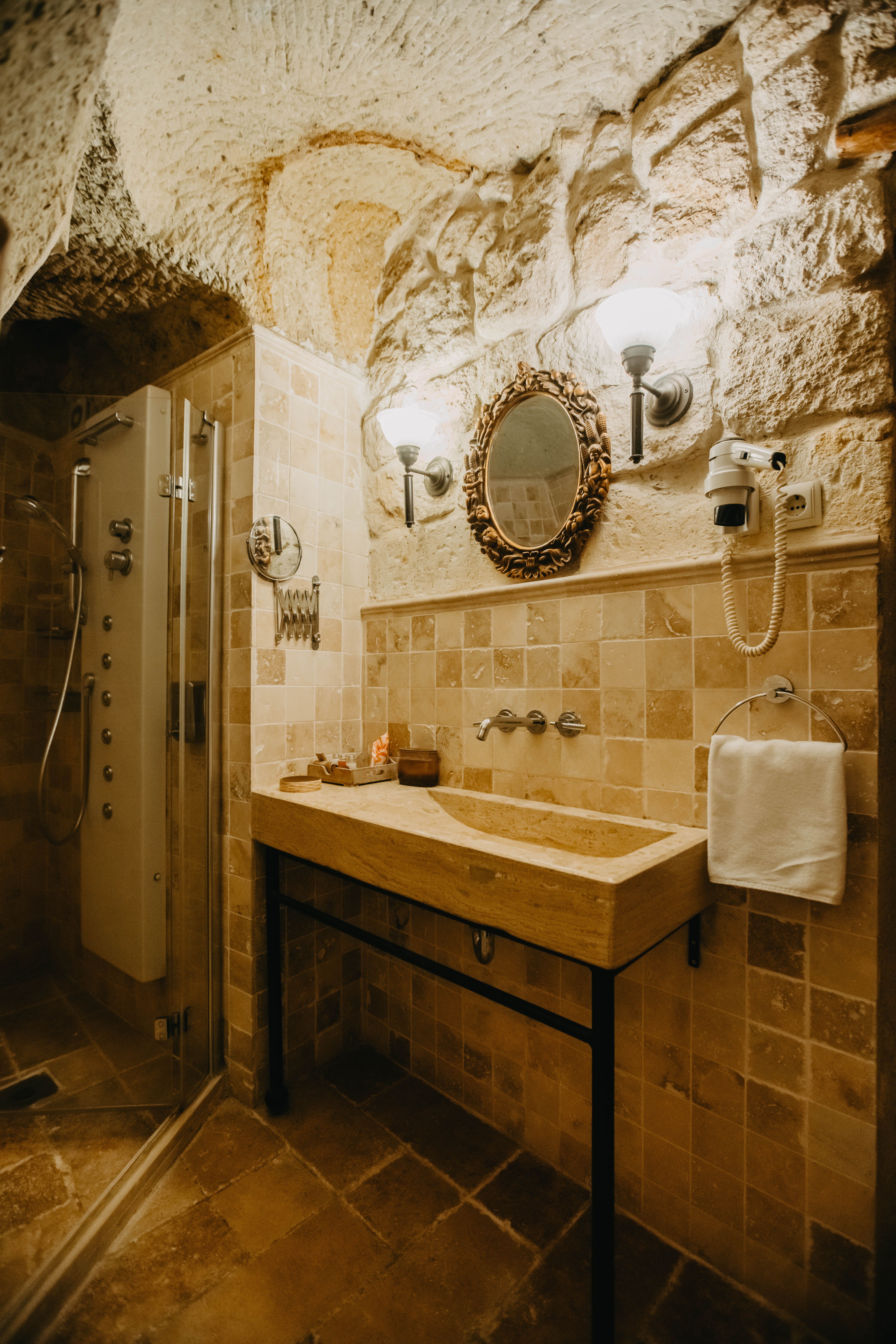 CAVE SUITE ROOM