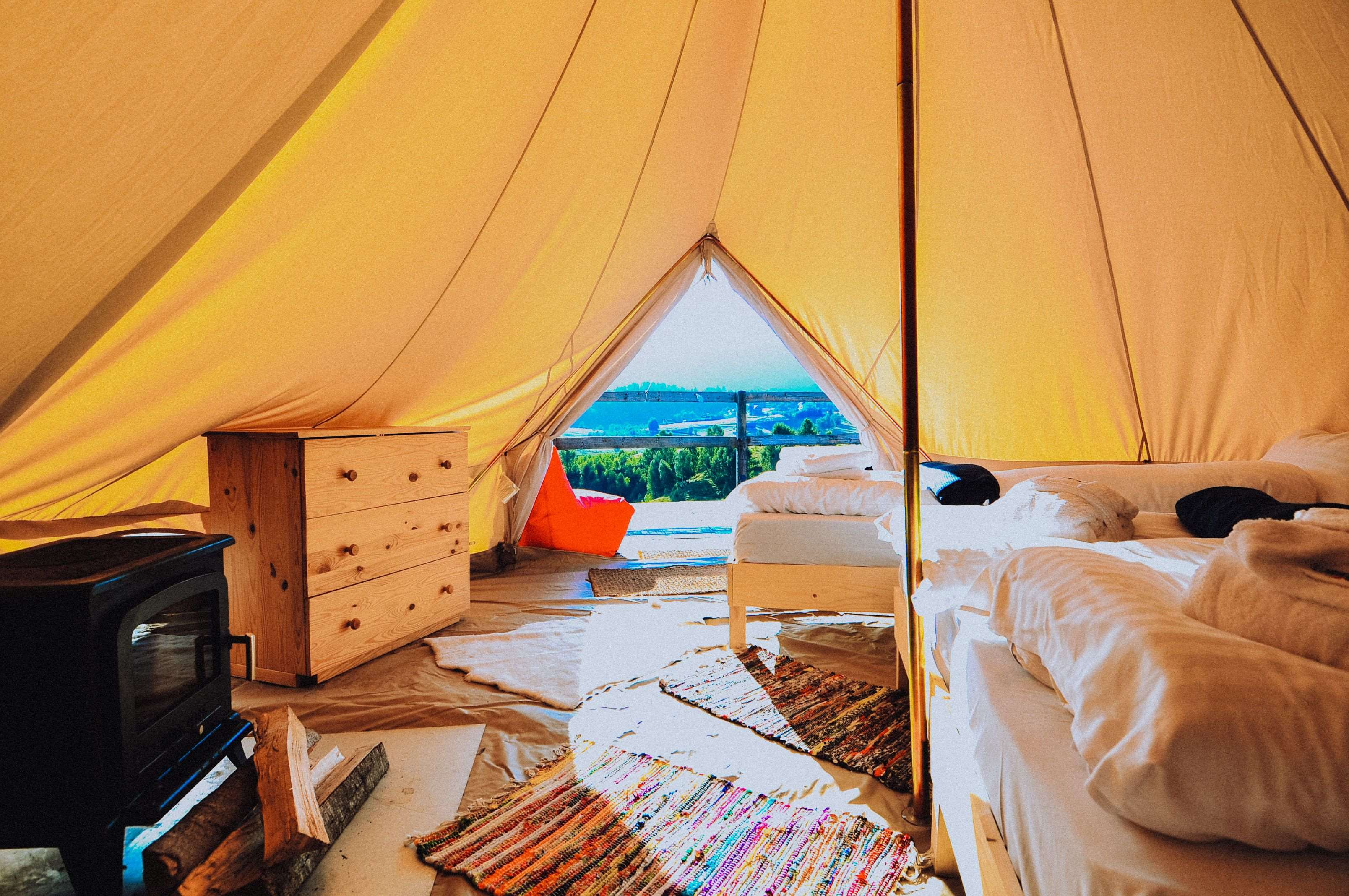 Cort Glamping complet echipat, incalzit cu soba