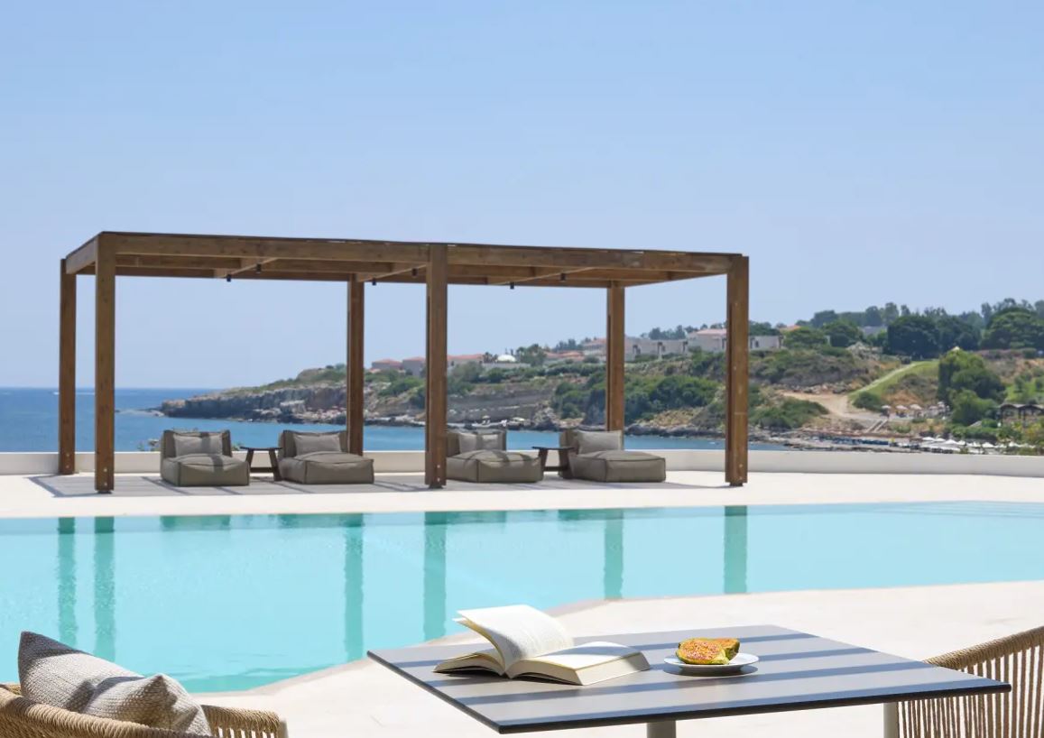 Οpen Plan Suite Sea View/ Sharing Pool