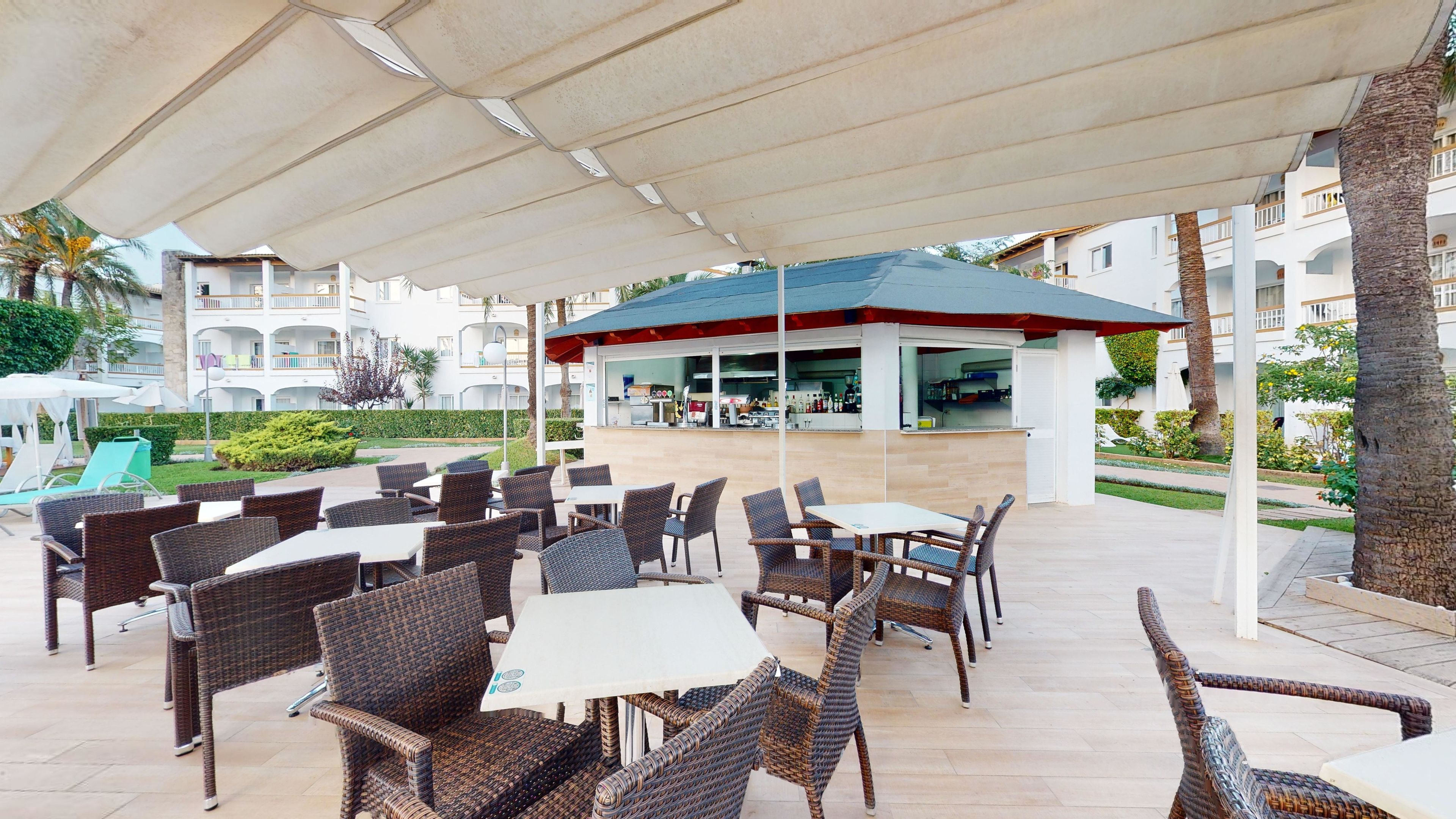 POOL BAR/CAFETERIA