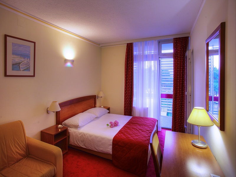 12005-solaris-hotel-niko-room2.jpg