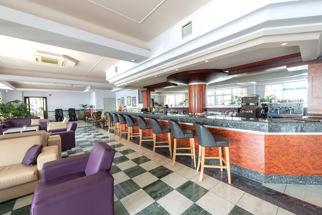 LOBBY BAR