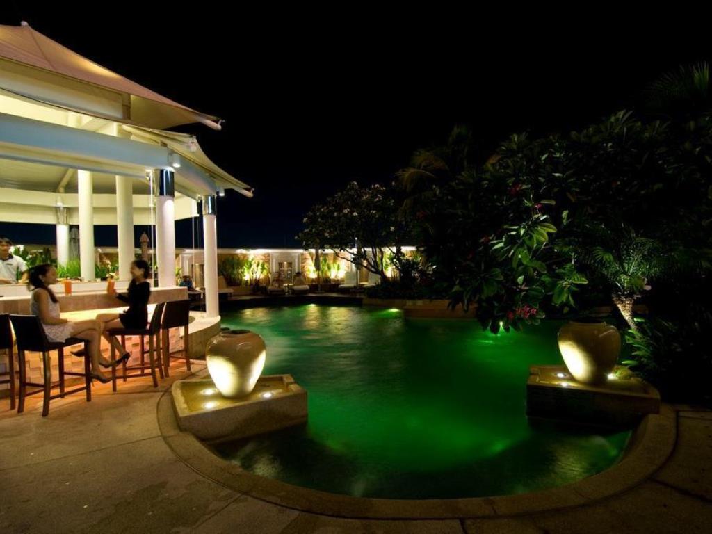 OASIS POOL BAR