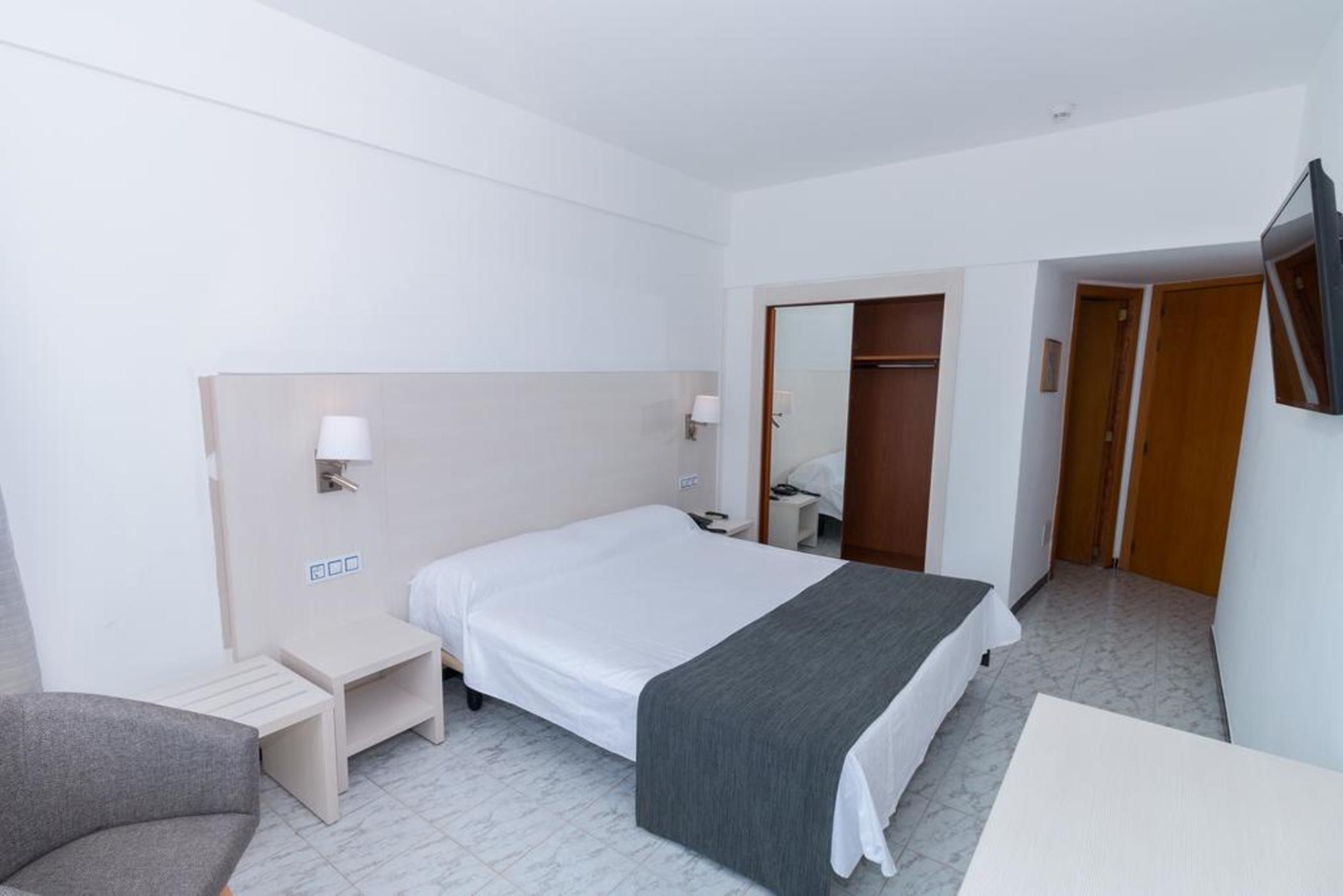 DOUBLE TWO BEDS
