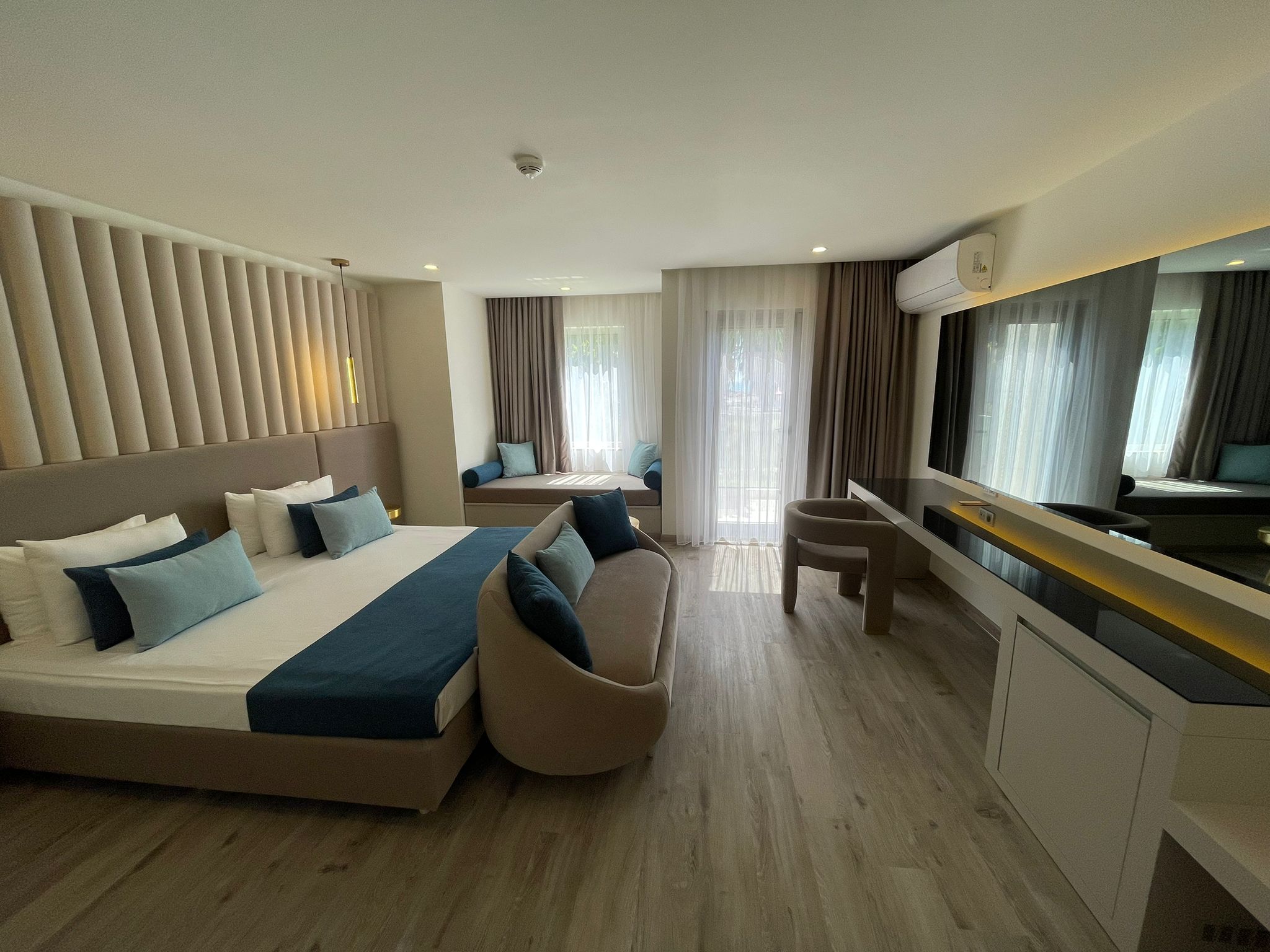 VILLA FAMILY ROOM