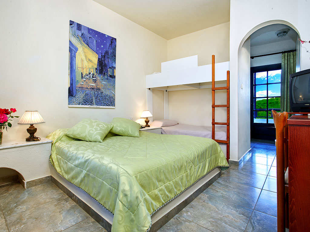 DOUBLE ROOM GARDEN VIEW BUNK BED